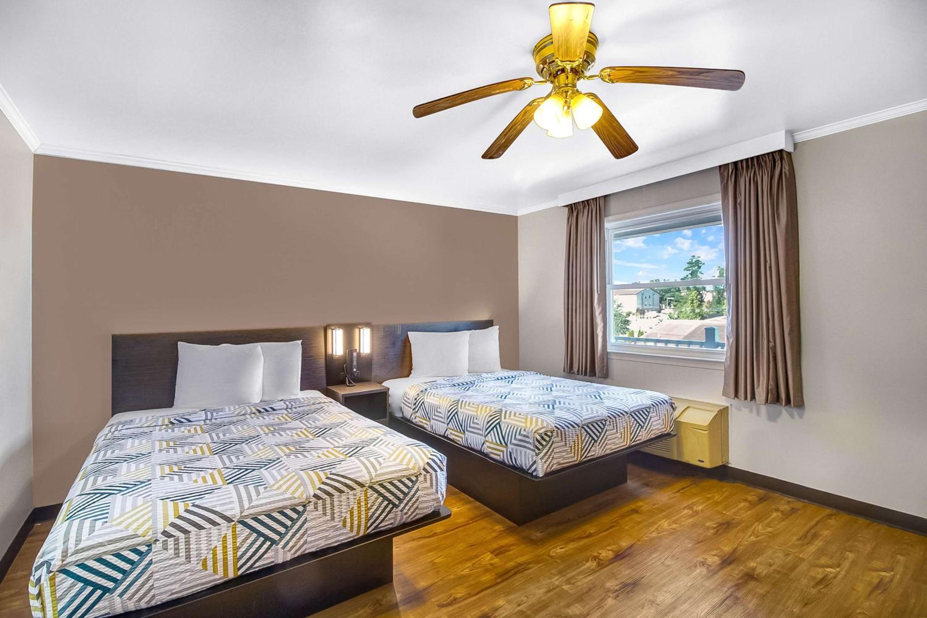 Deluxe Quadruple Room - Smoking - Photo 1