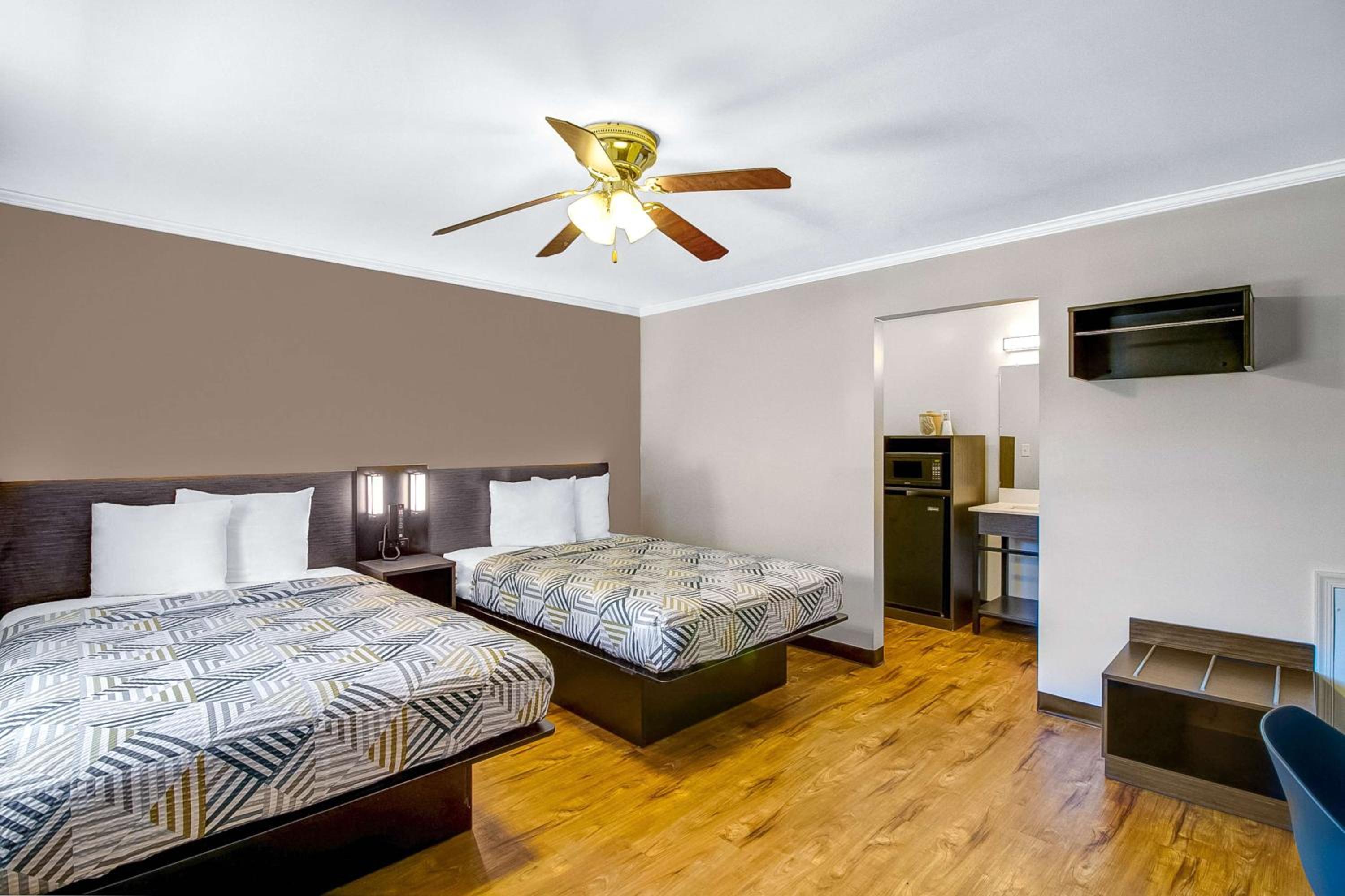 Deluxe Quadruple Room - Smoking - Photo 3