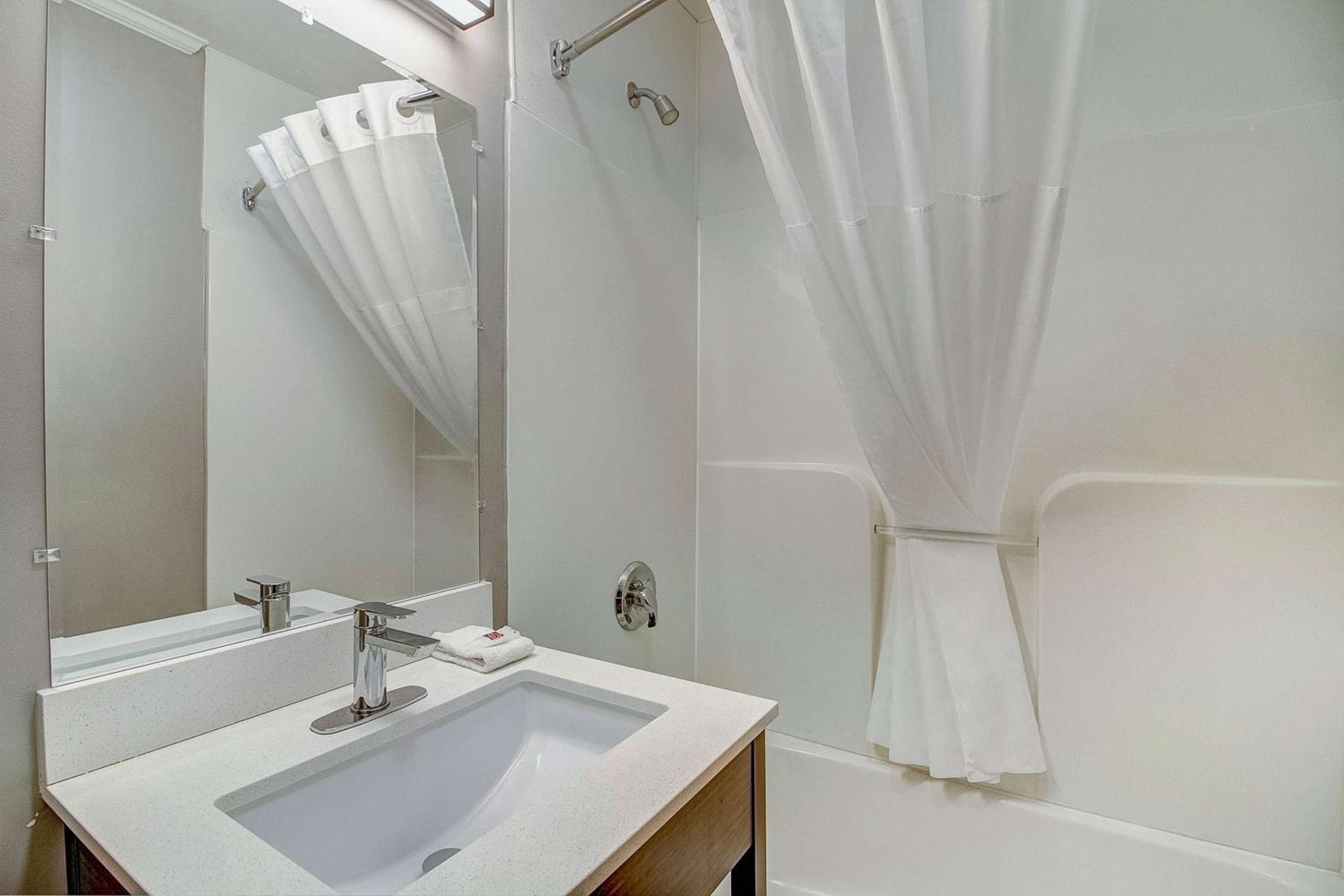 Deluxe Queen Room - Smoking - Photo 4