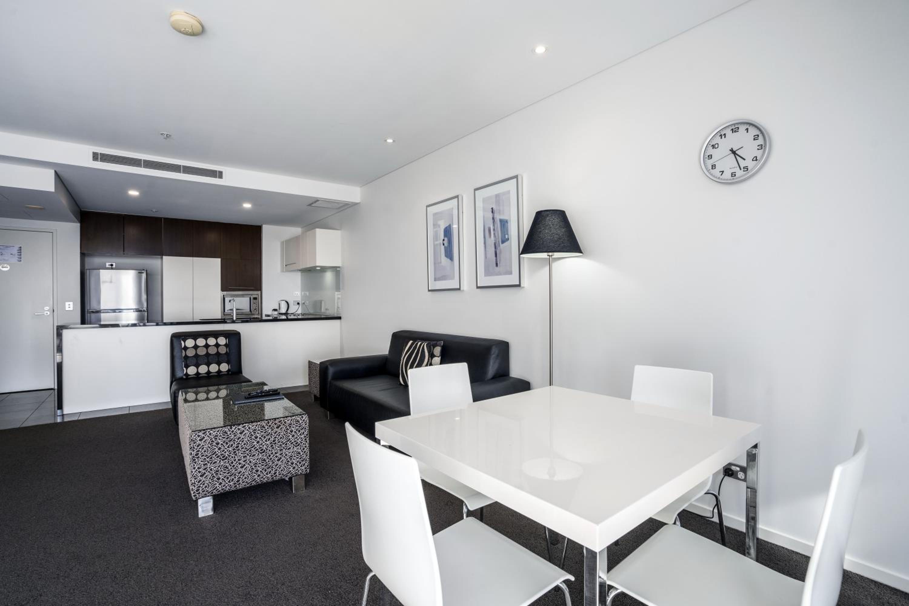 One-Bedroom Apartment - Photo 6