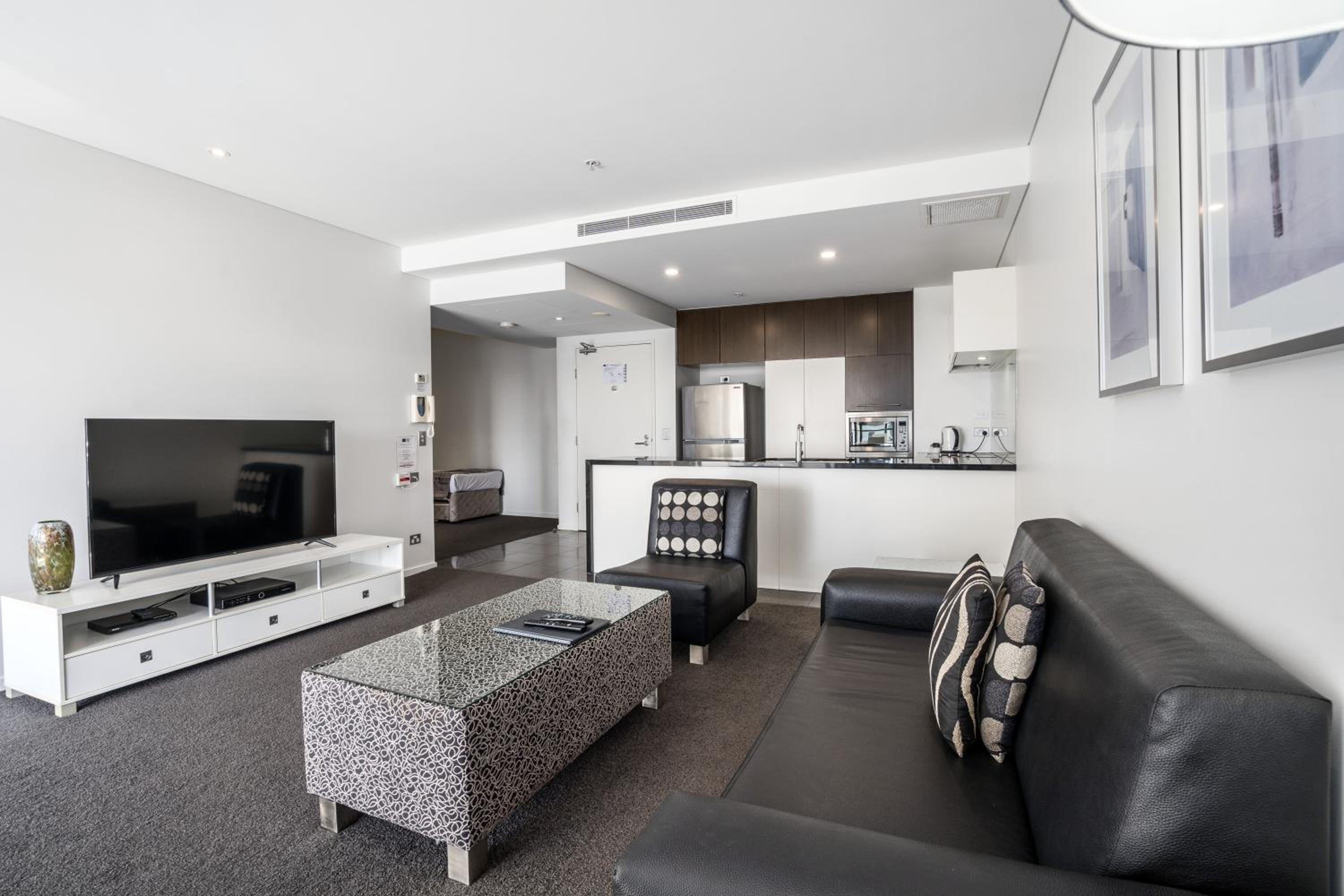 One-Bedroom Apartment - Photo 3