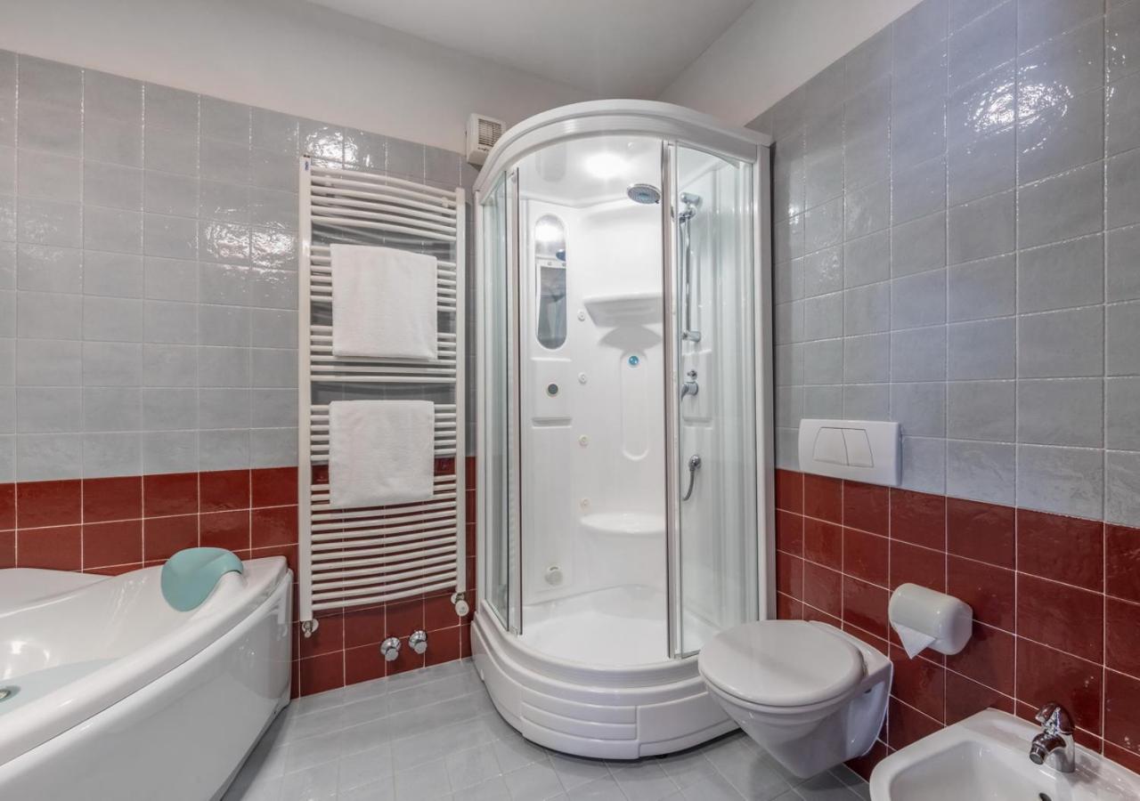 King Suite with Spa Bath - Photo 7