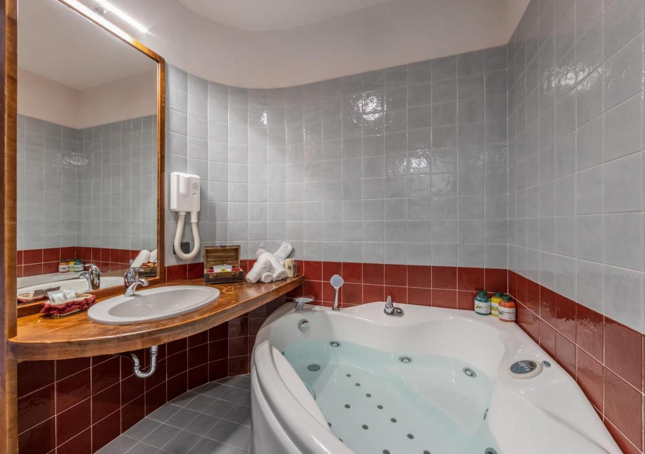 King Suite with Spa Bath - Photo 14