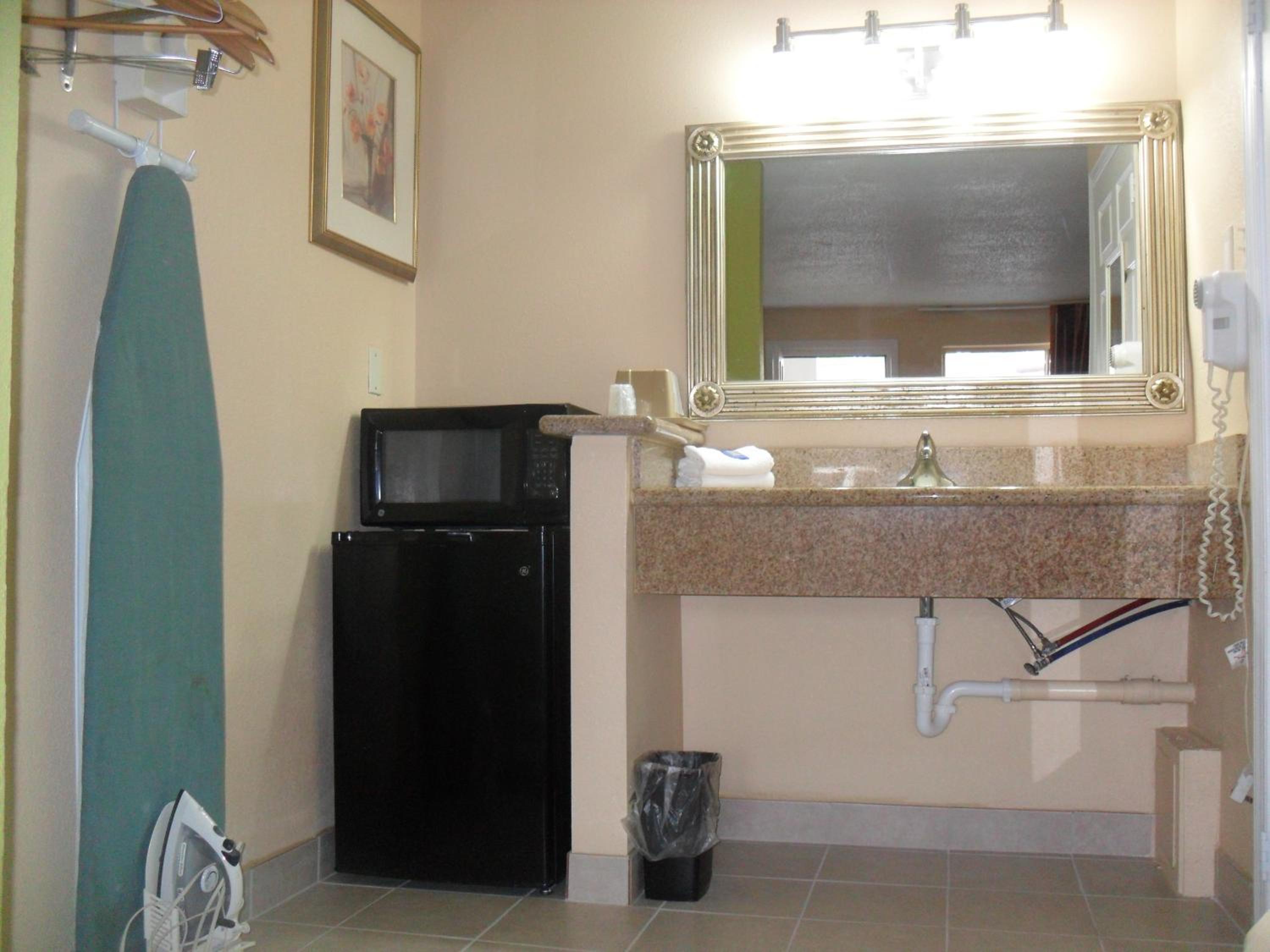 Double Room with Two Double Beds - Smoking - Photo 3