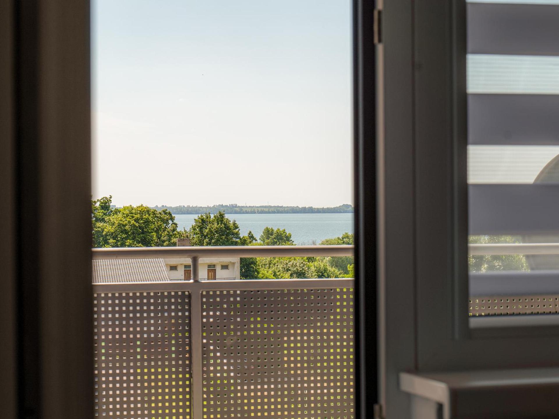 Apartment with Lake View - Photo 6