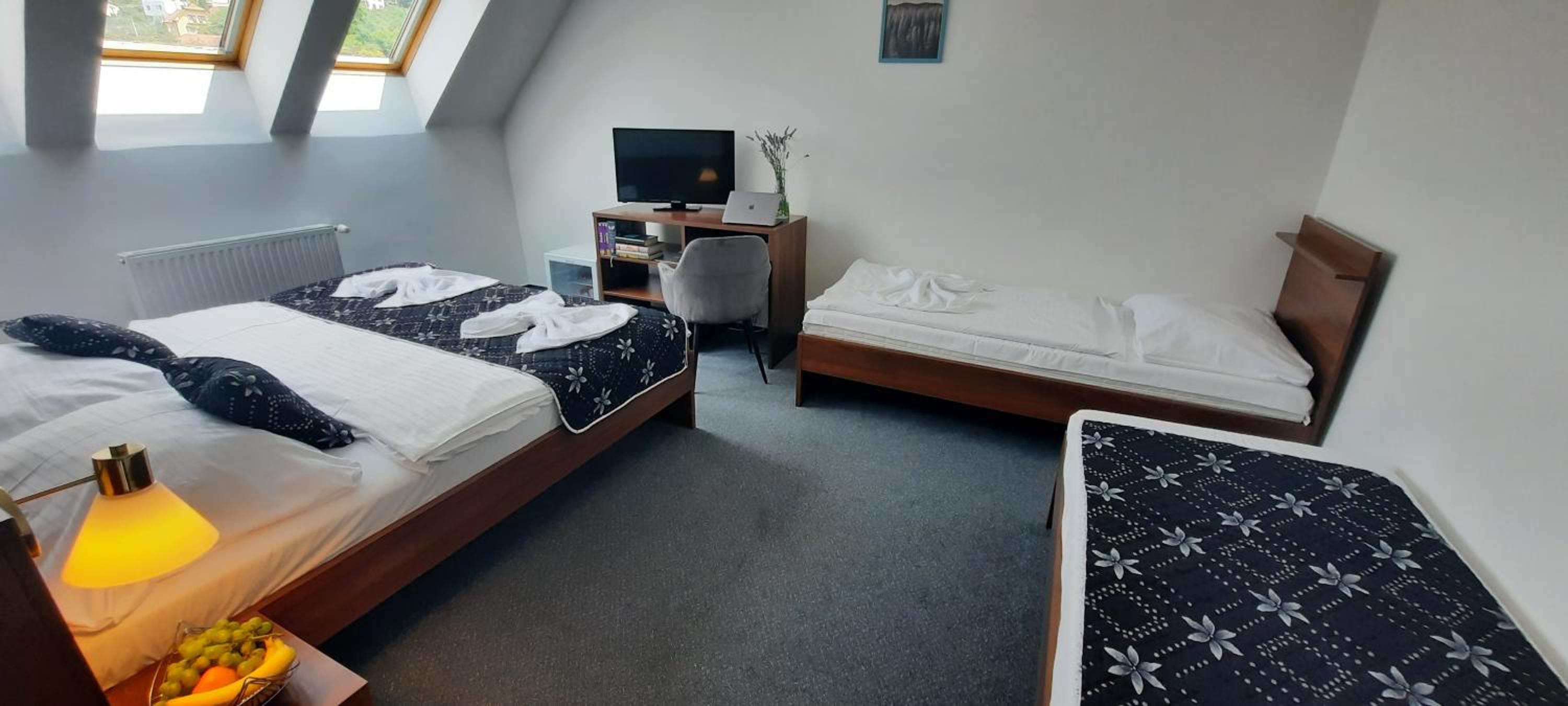 Quadruple Room with Bathroom - Photo 10