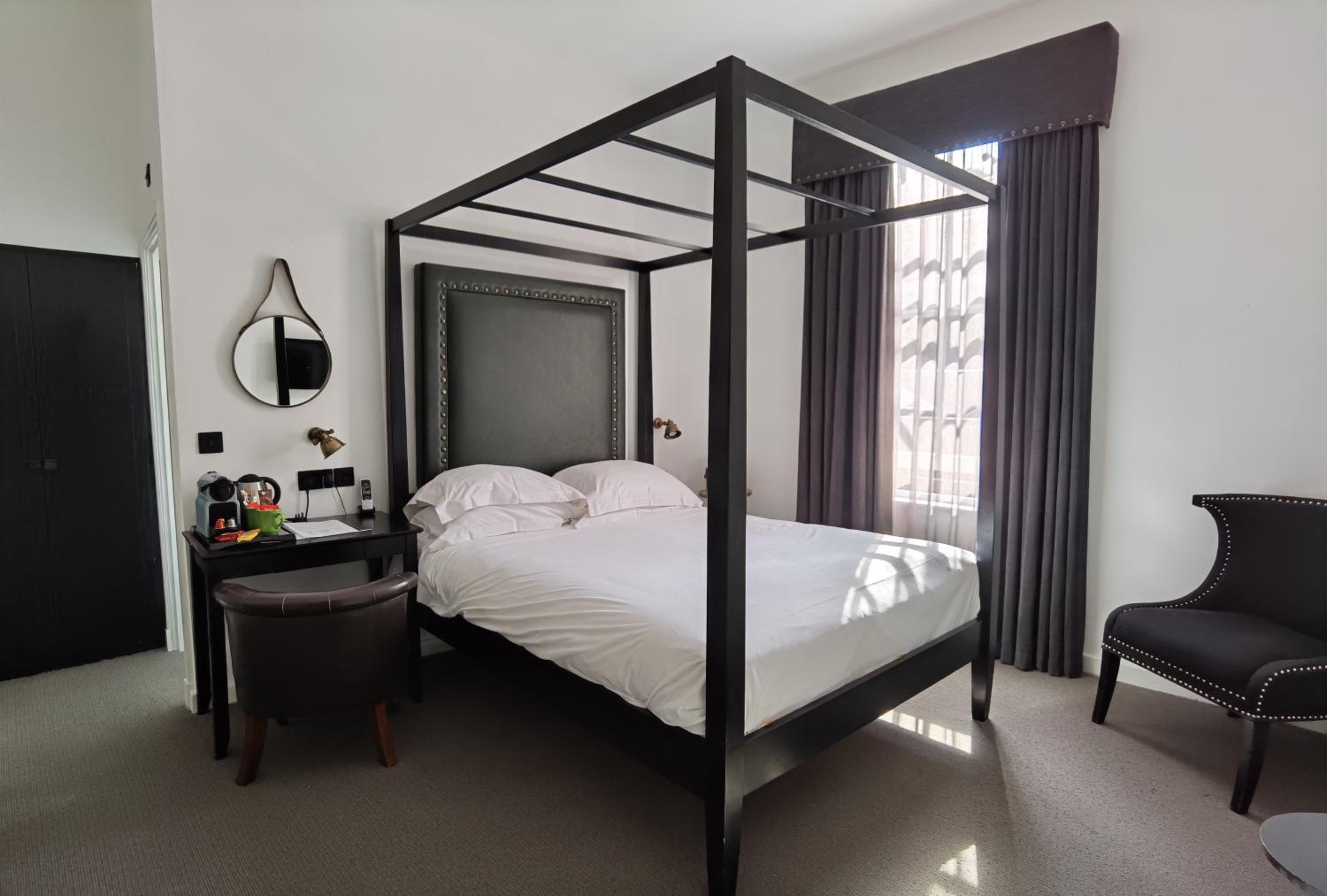 Luxury King Room with Four-Poster Bed - Photo 7