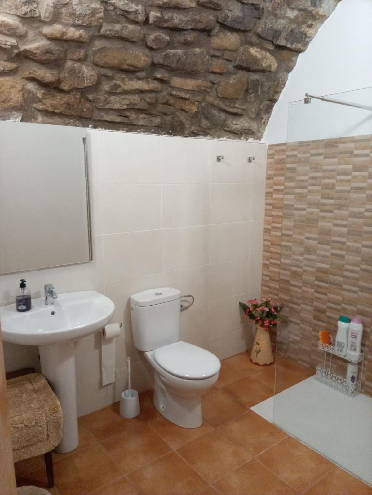 Twin Room with Private Bathroom photo 2