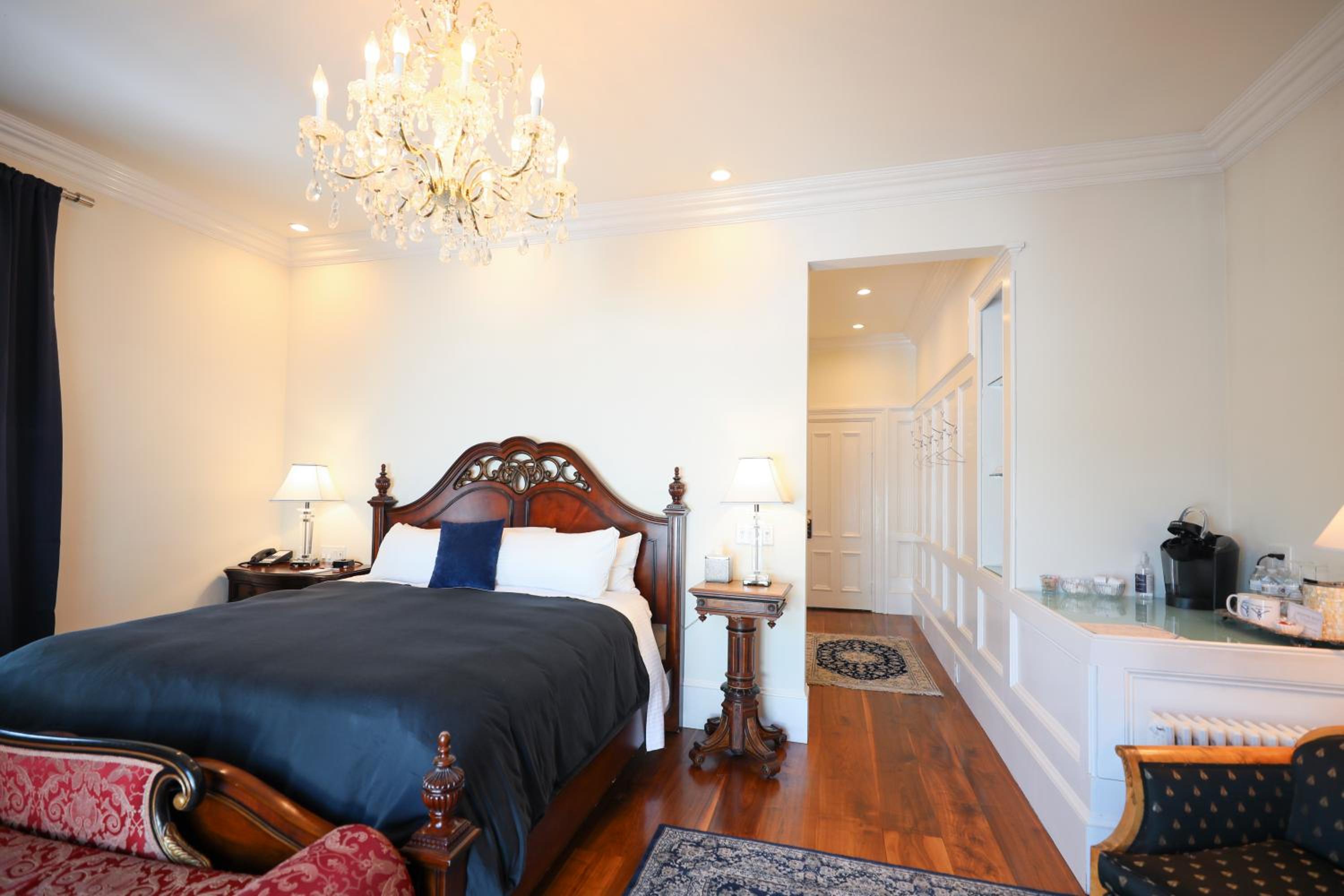 Victoria Inn - Lakeview Suite photo 2