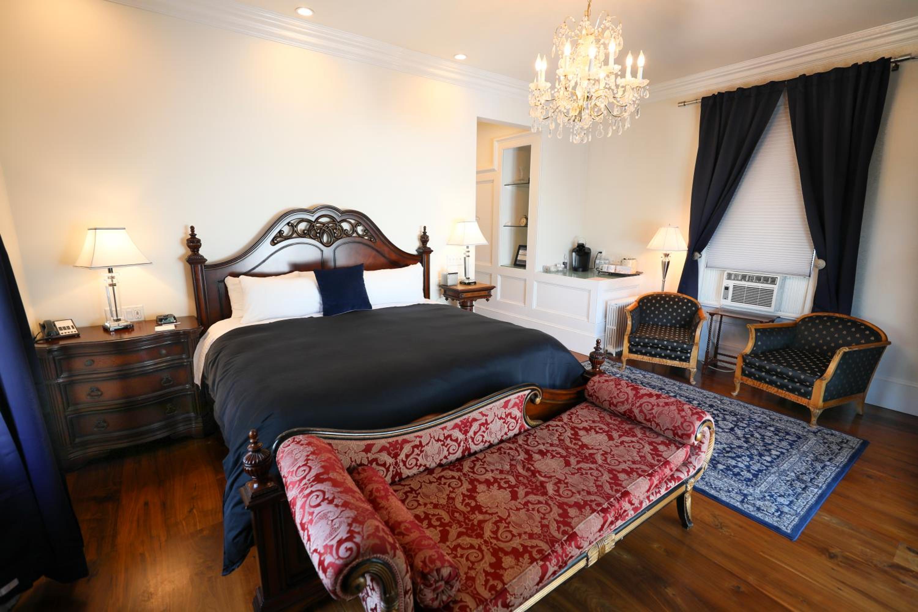 Victoria Inn - Lakeview Suite photo 3
