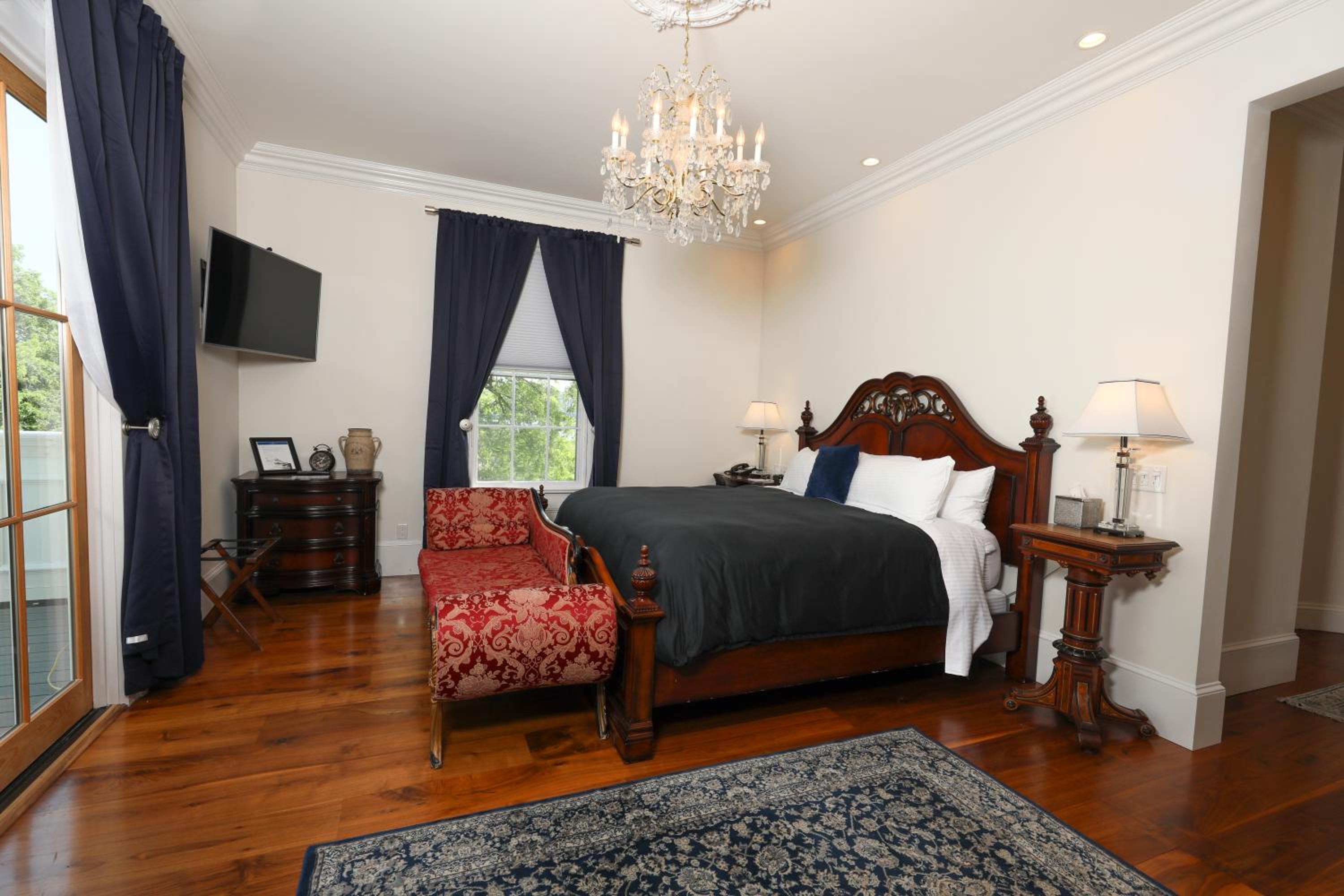 Victoria Inn - Lakeview Suite photo 1