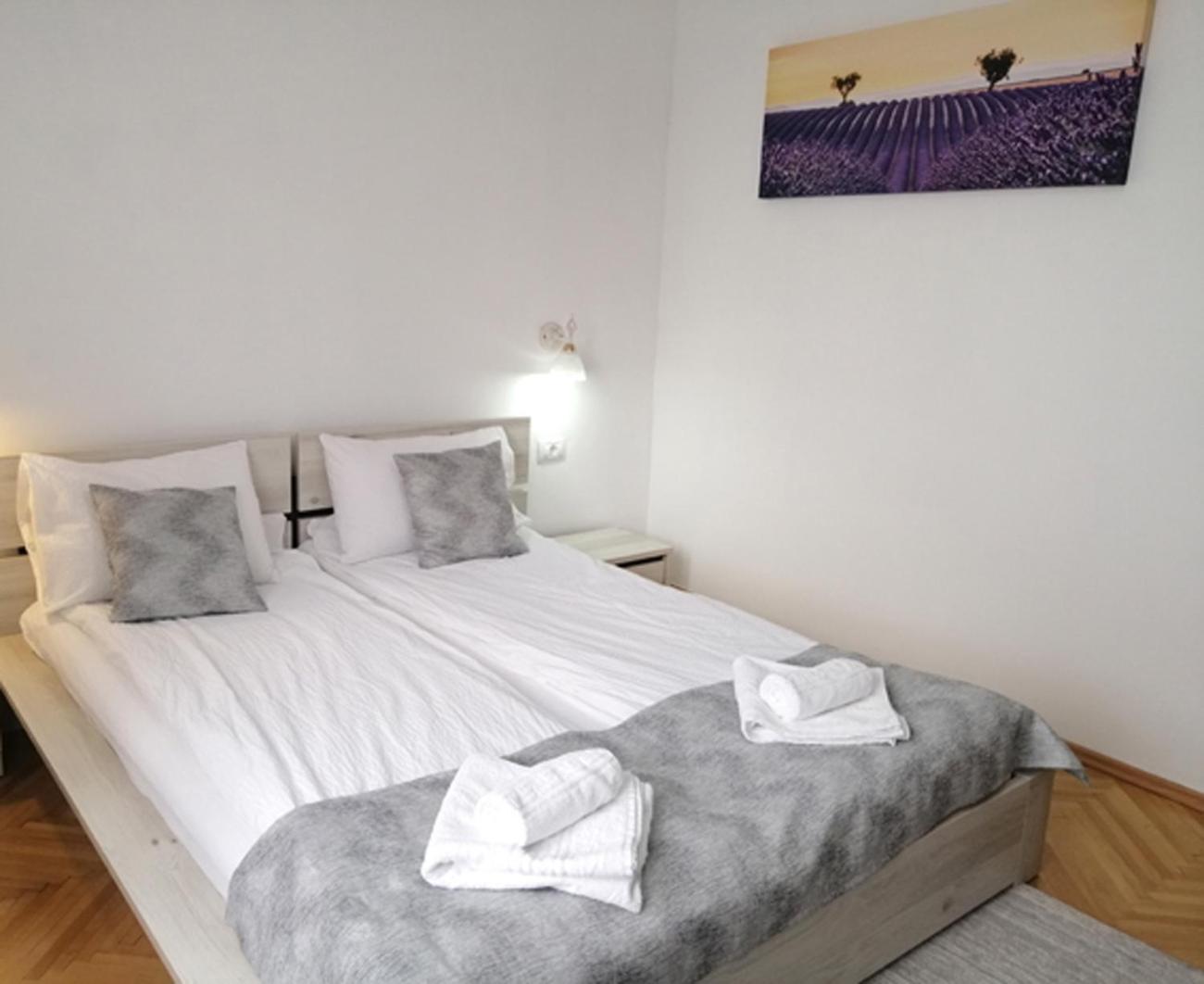 Double Room with Balcony - Photo 8