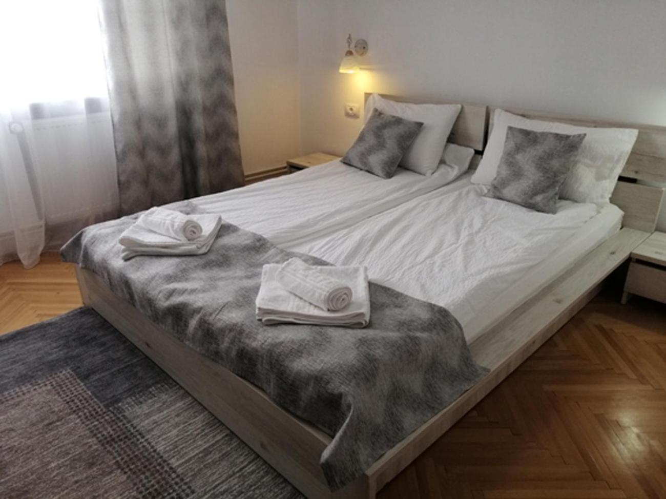 Double Room with Balcony - Photo 10