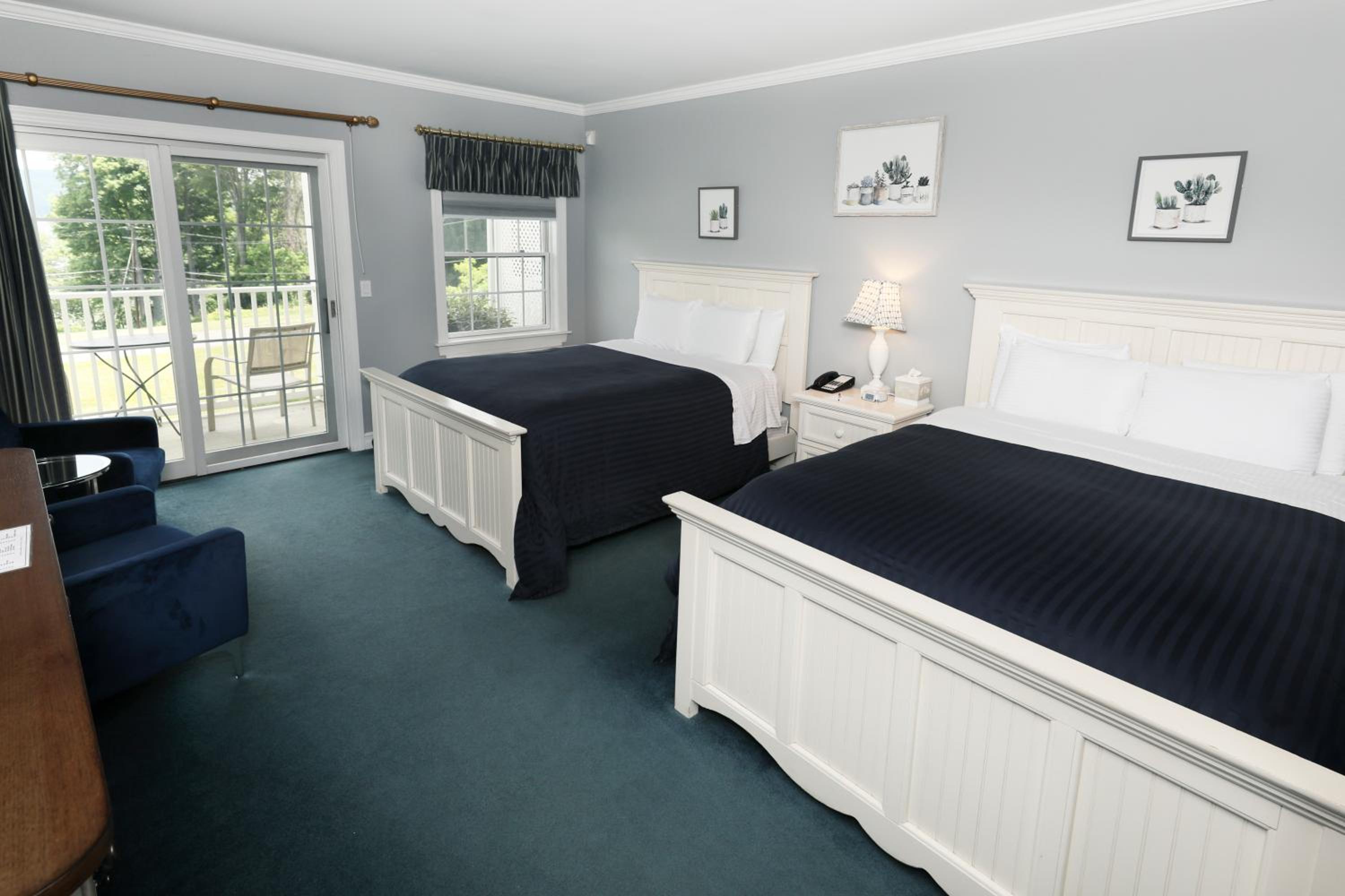 Lakeview Two Queens room photo 1