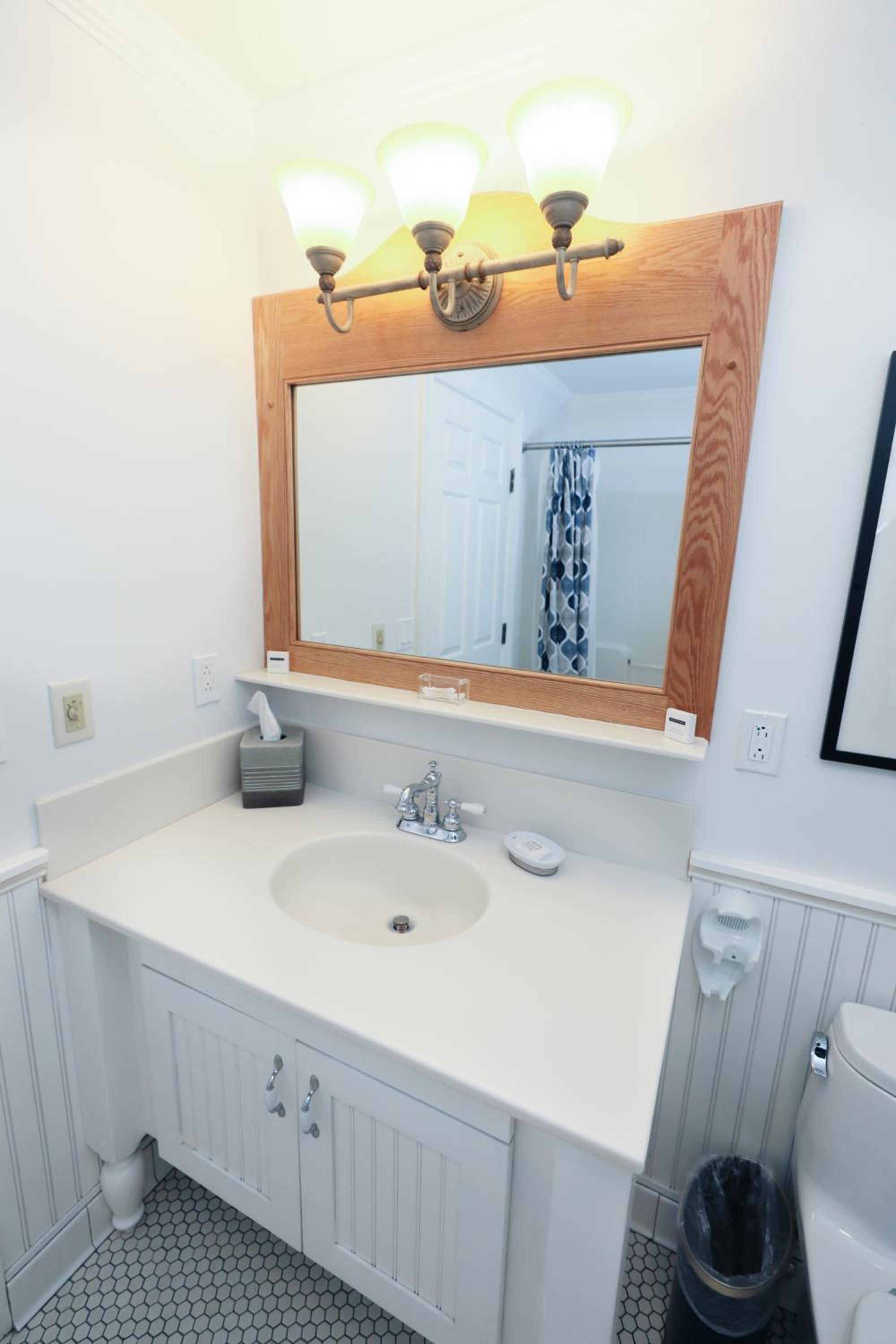 Lakeview Two Queens room photo 3