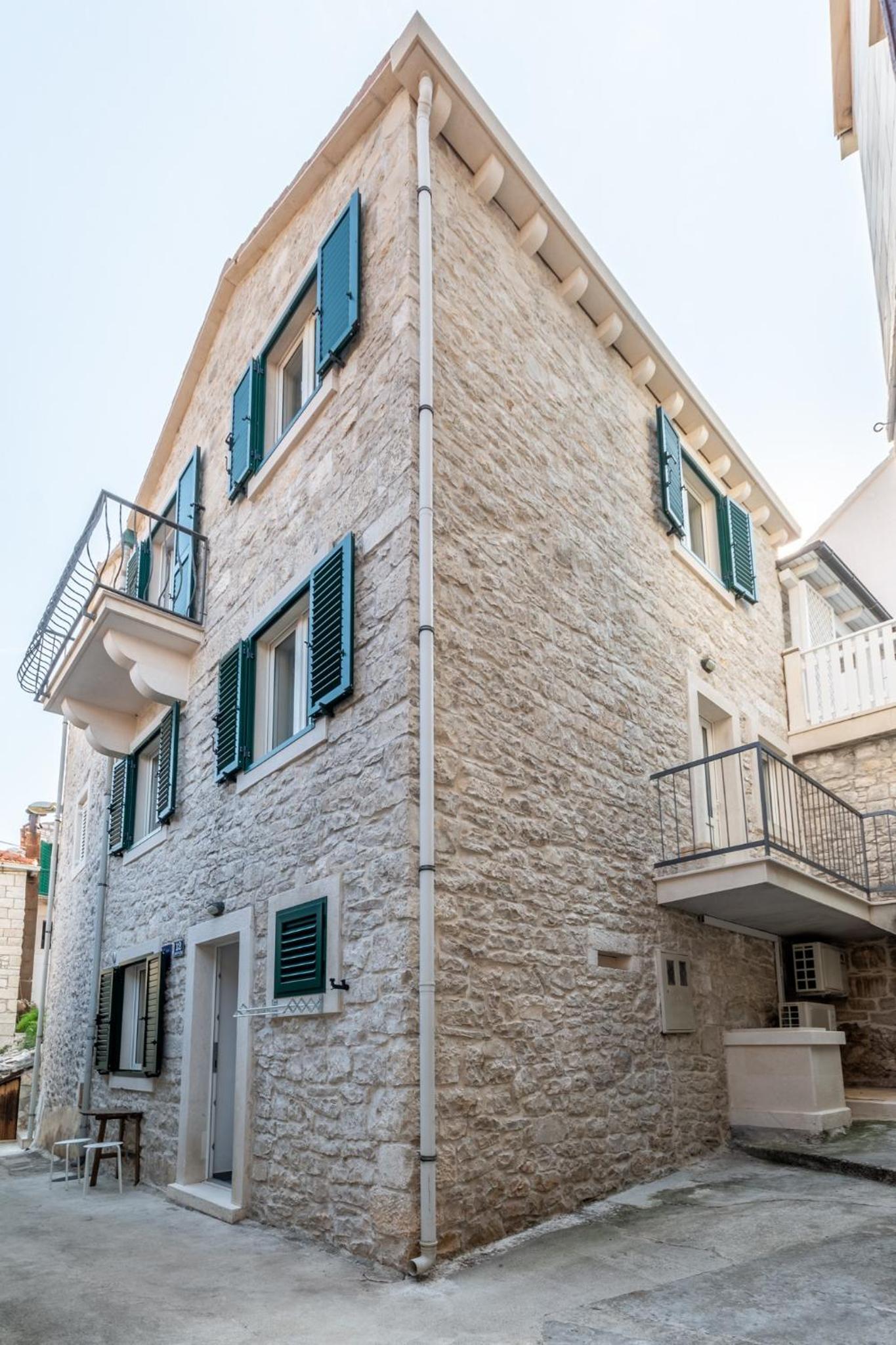 Two-Bedroom Apartment with Balcony and Garden View photo 3
