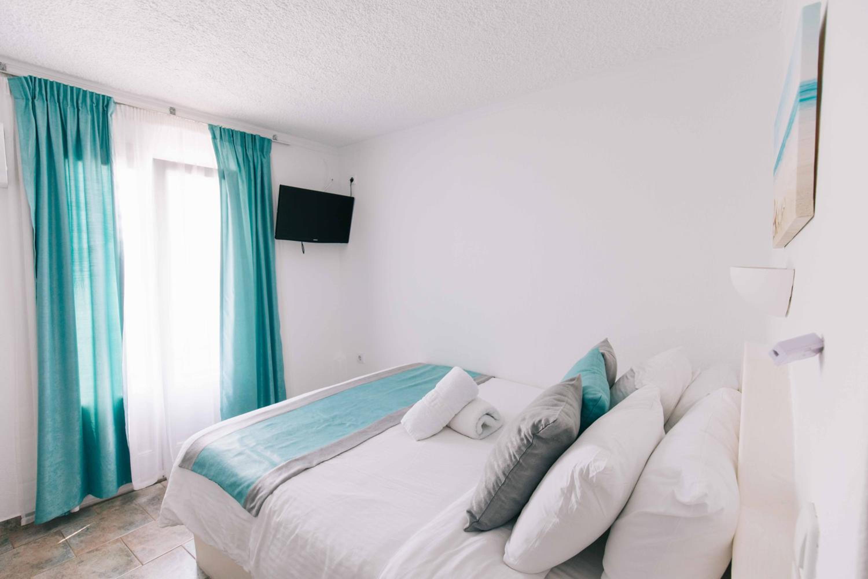 Double Room with Caldera View - Photo 4