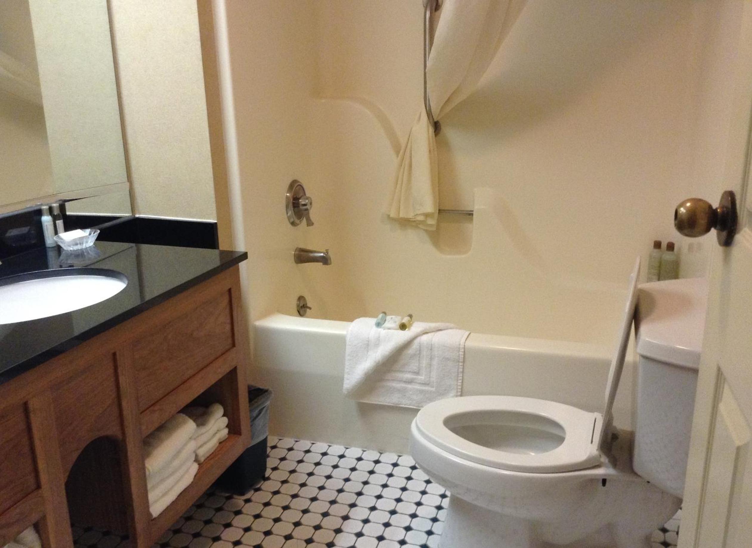 Queen Room with Two Queen Beds - Photo 8