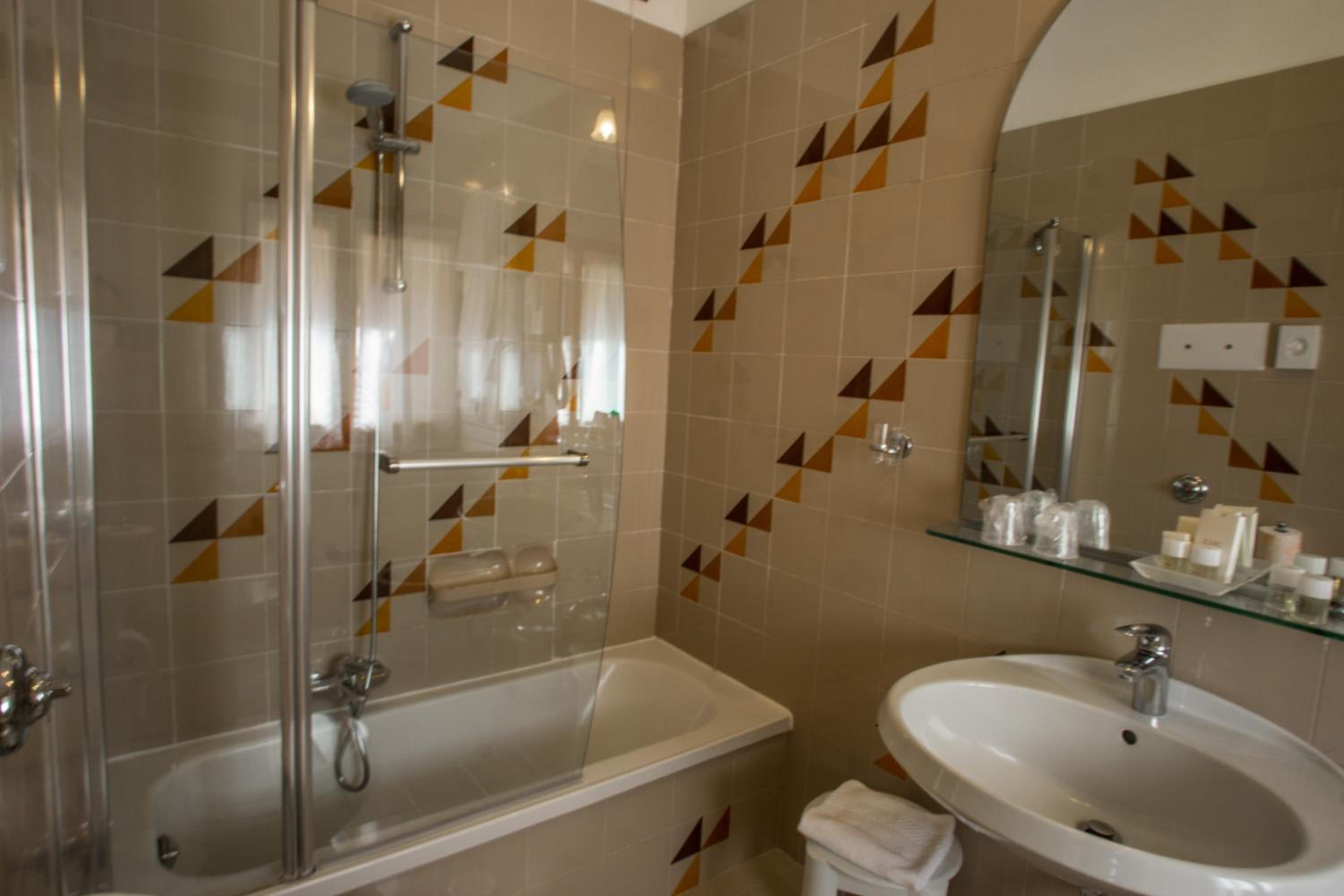 Twin Room thumbnail 5