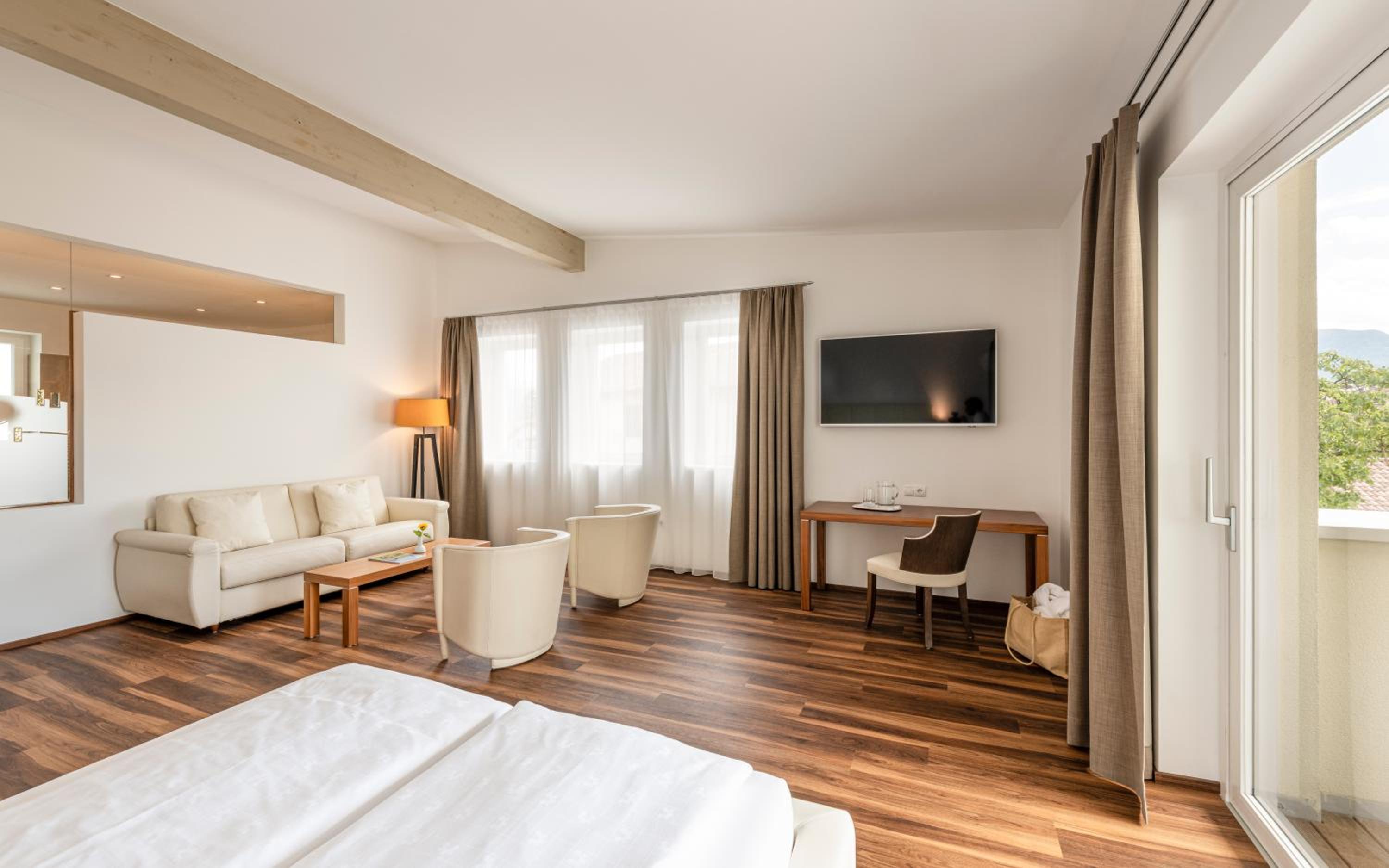 Deluxe Junior Suite - Photo 1