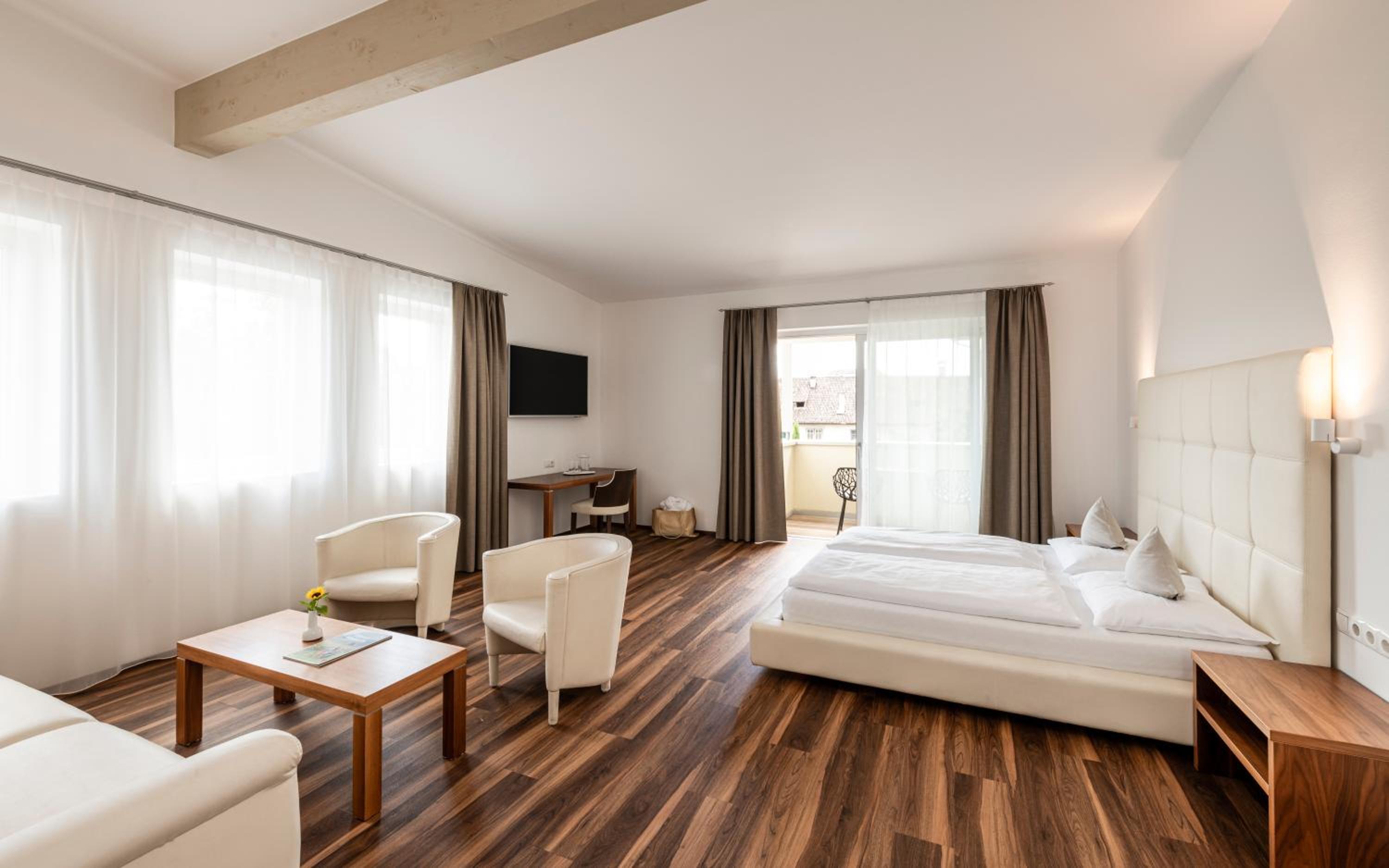 Deluxe Junior Suite - Photo 3