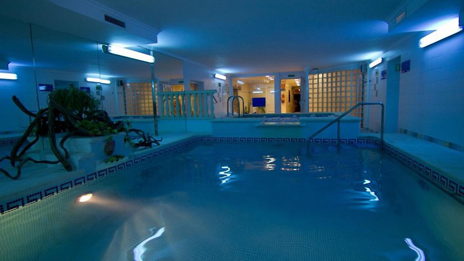Habitación Doble Estándar con dos camas supletorias y acceso al spa (2 adultos + 2 niños)