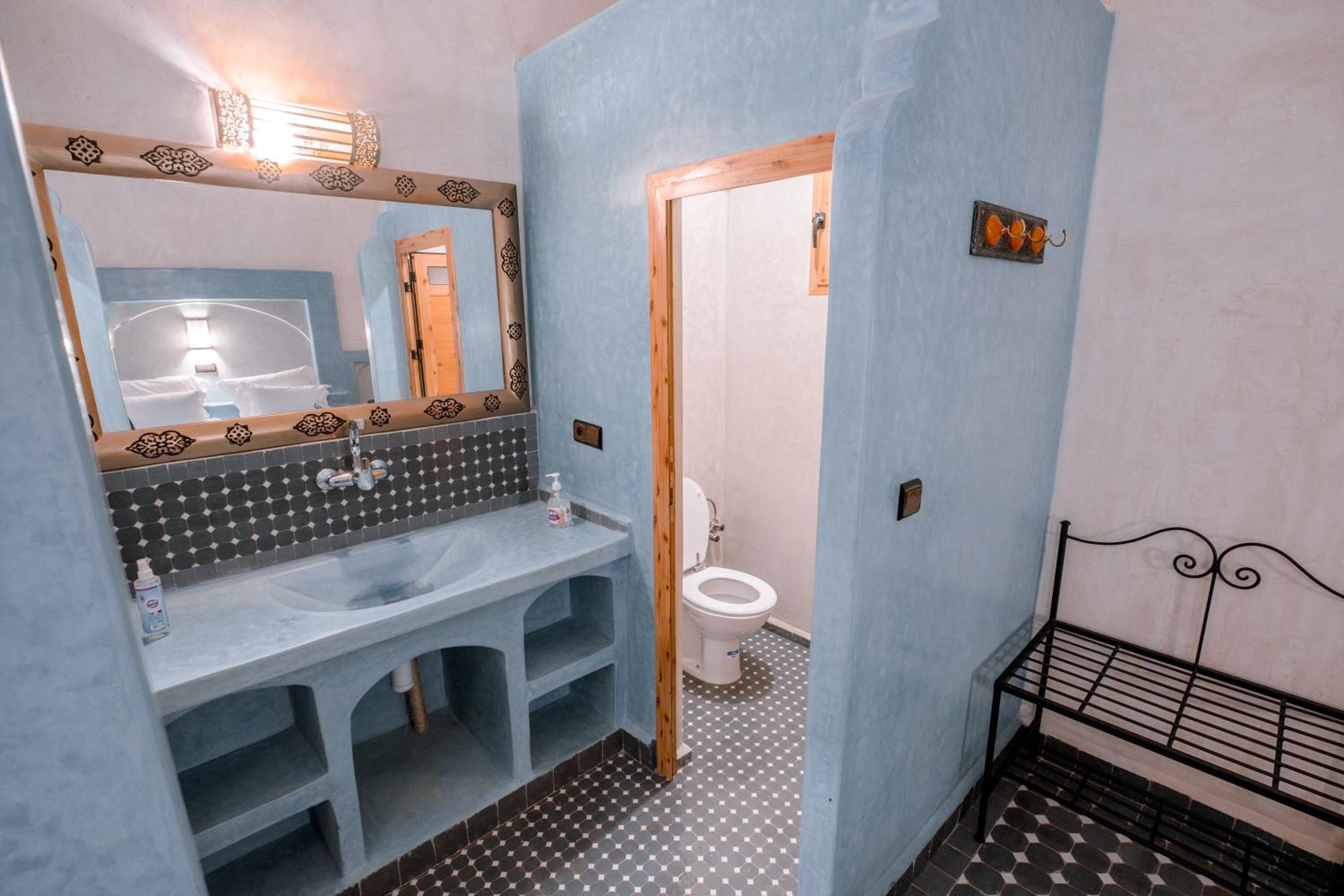 Suite - Photo 32