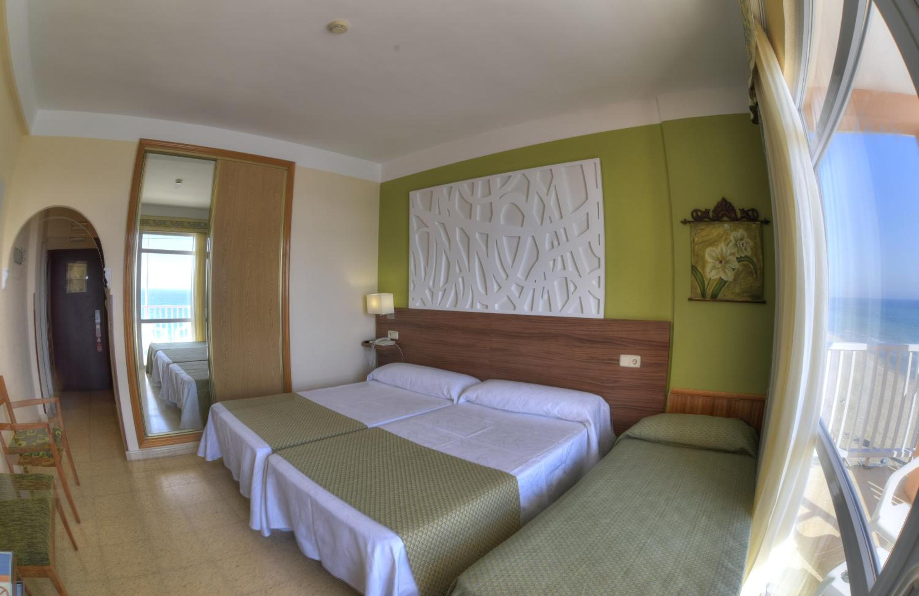 Habitación Doble Deluxe con Cama Extra (2 Adultos + 1 Niño)