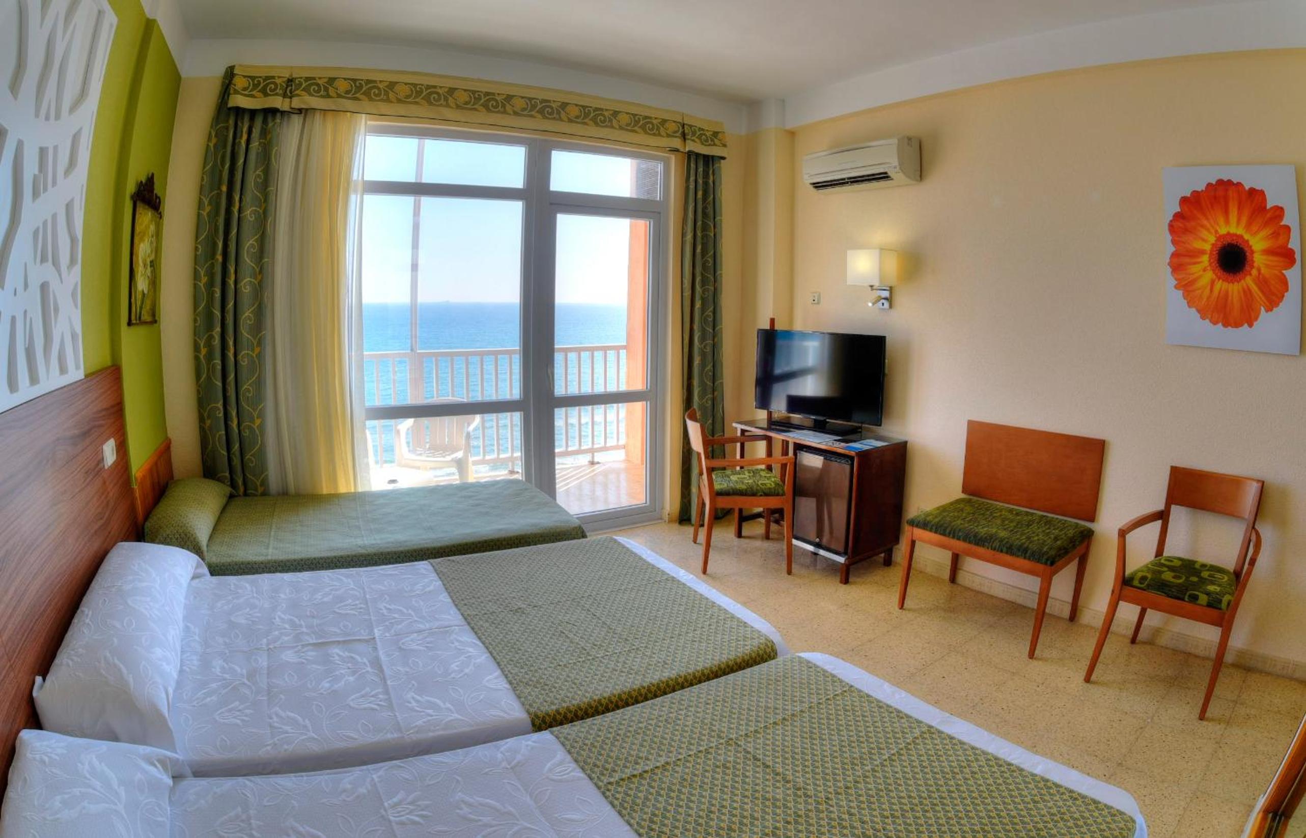 Habitación Doble con cama supletoria (2 adultos + 1 niño)