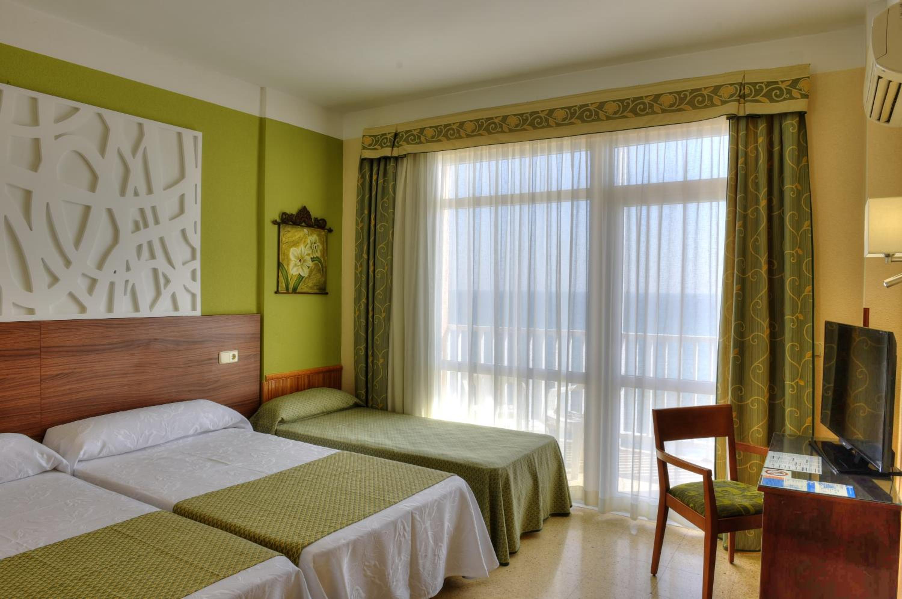 Habitación Doble Deluxe con Cama Extra (2 Adultos + 1 Niño)