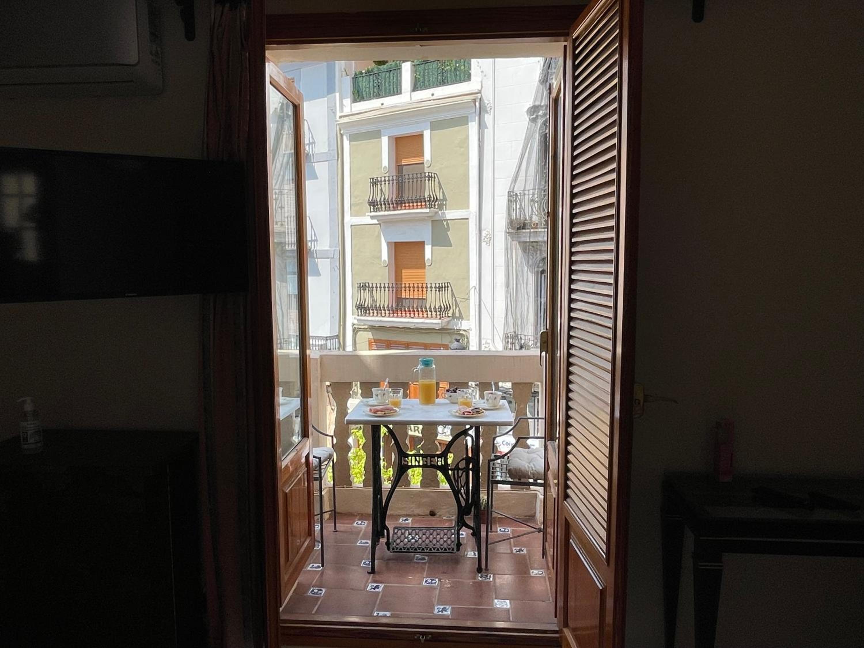 Apartment with Balcony - Photo 4