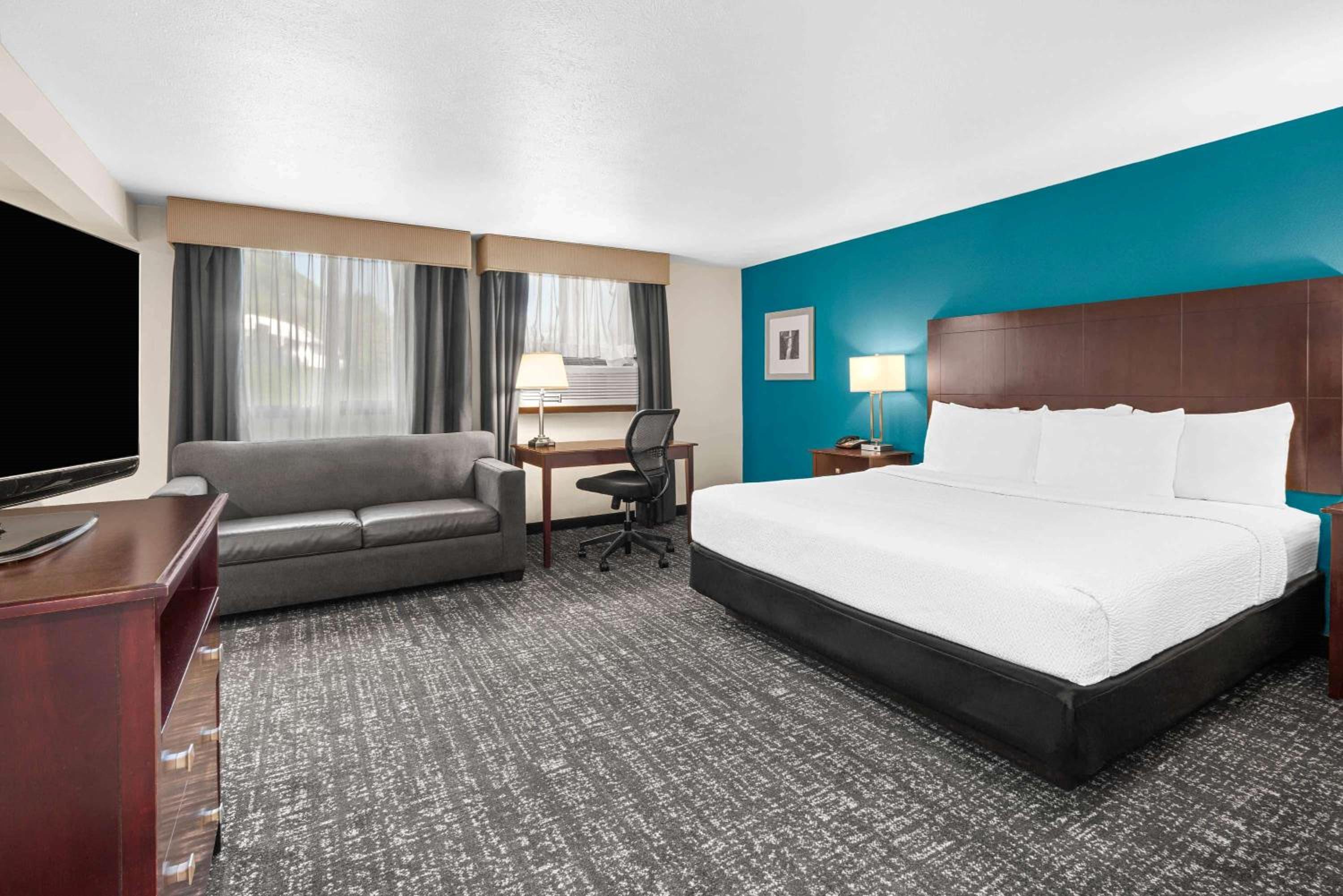 Deluxe King Suite with Kitchenette - Non-Smoking - Photo 1