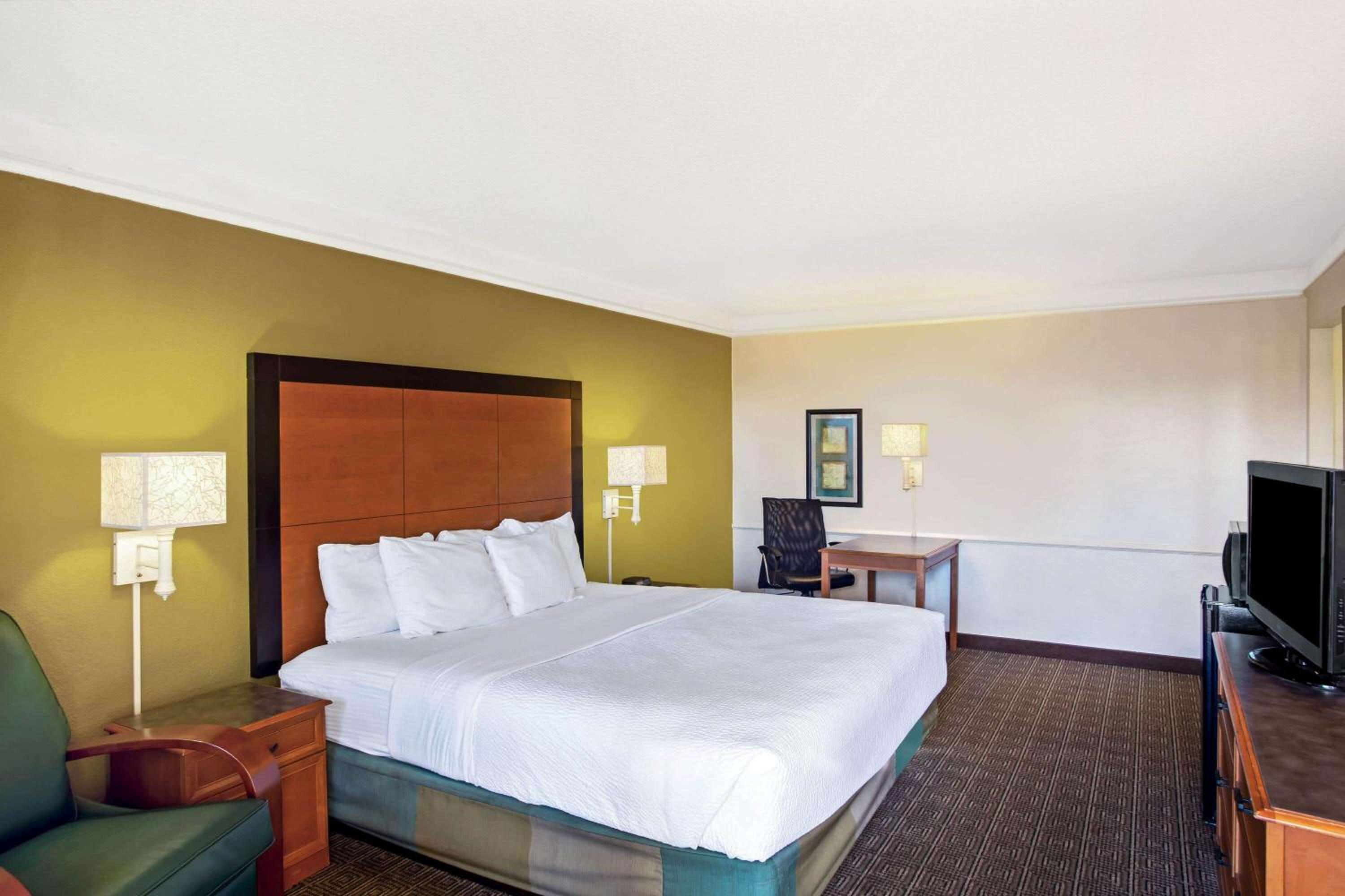 Deluxe King Room - Photo 6