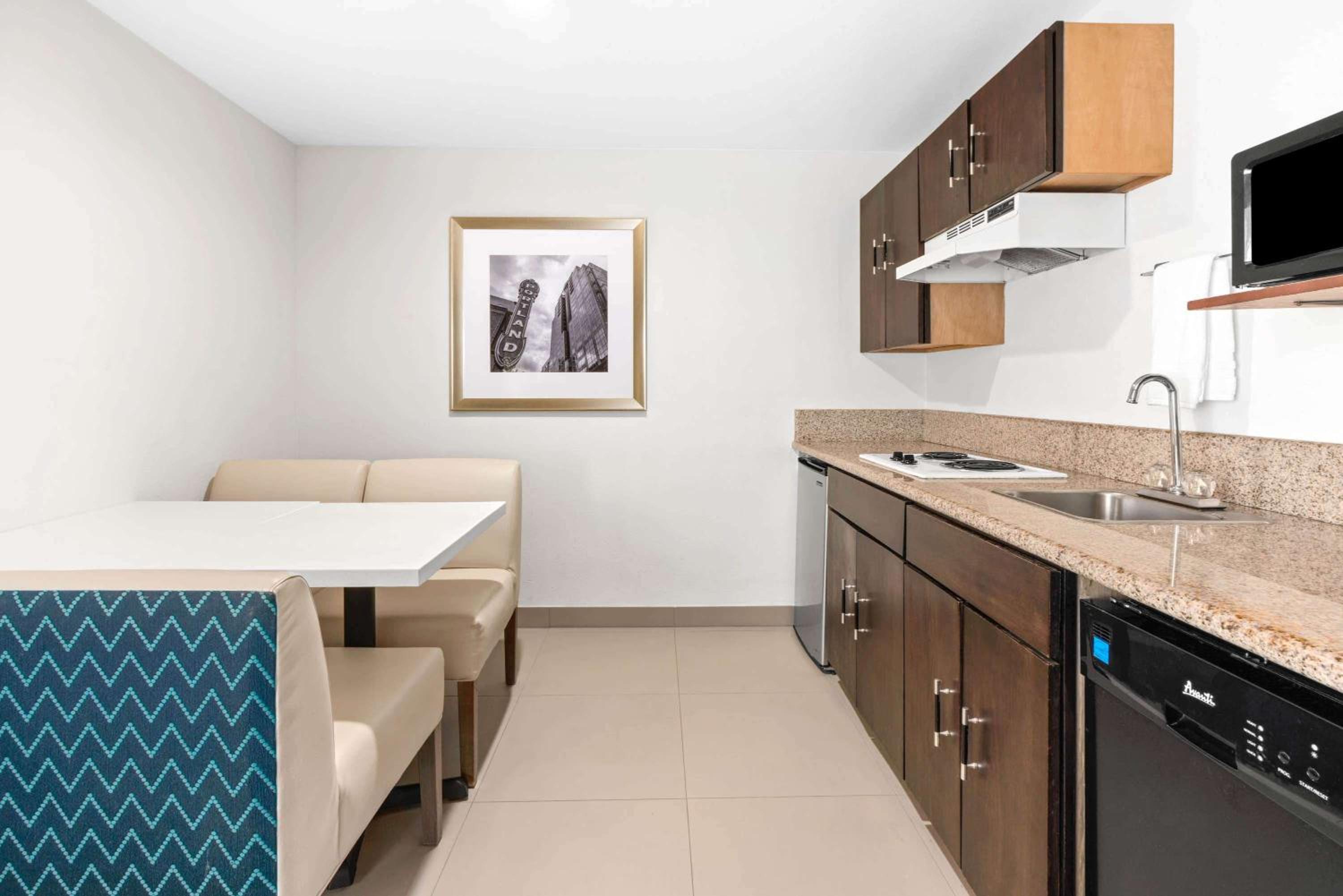 Deluxe King Suite with Kitchenette - Non-Smoking - Photo 2