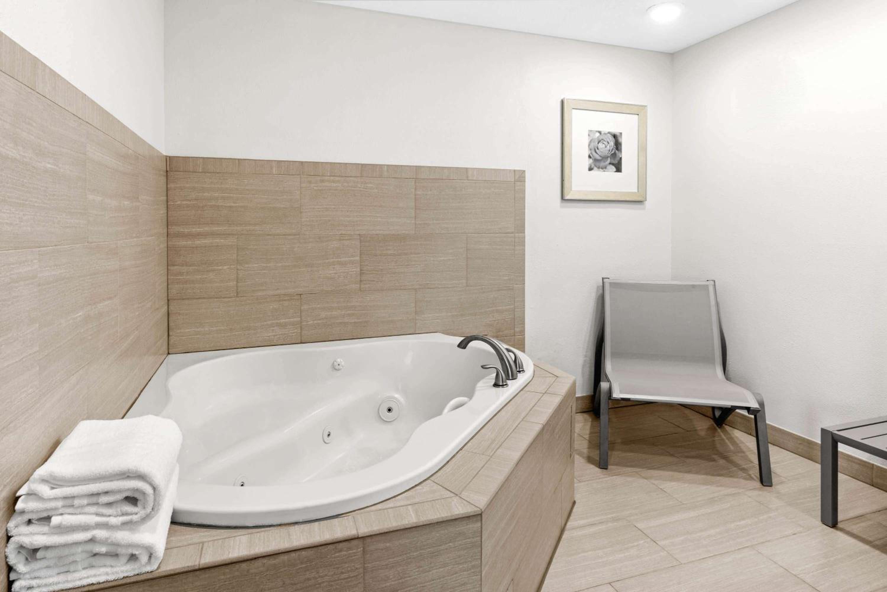 King Suite with Jettet Tub - Non-Smoking - Photo 1