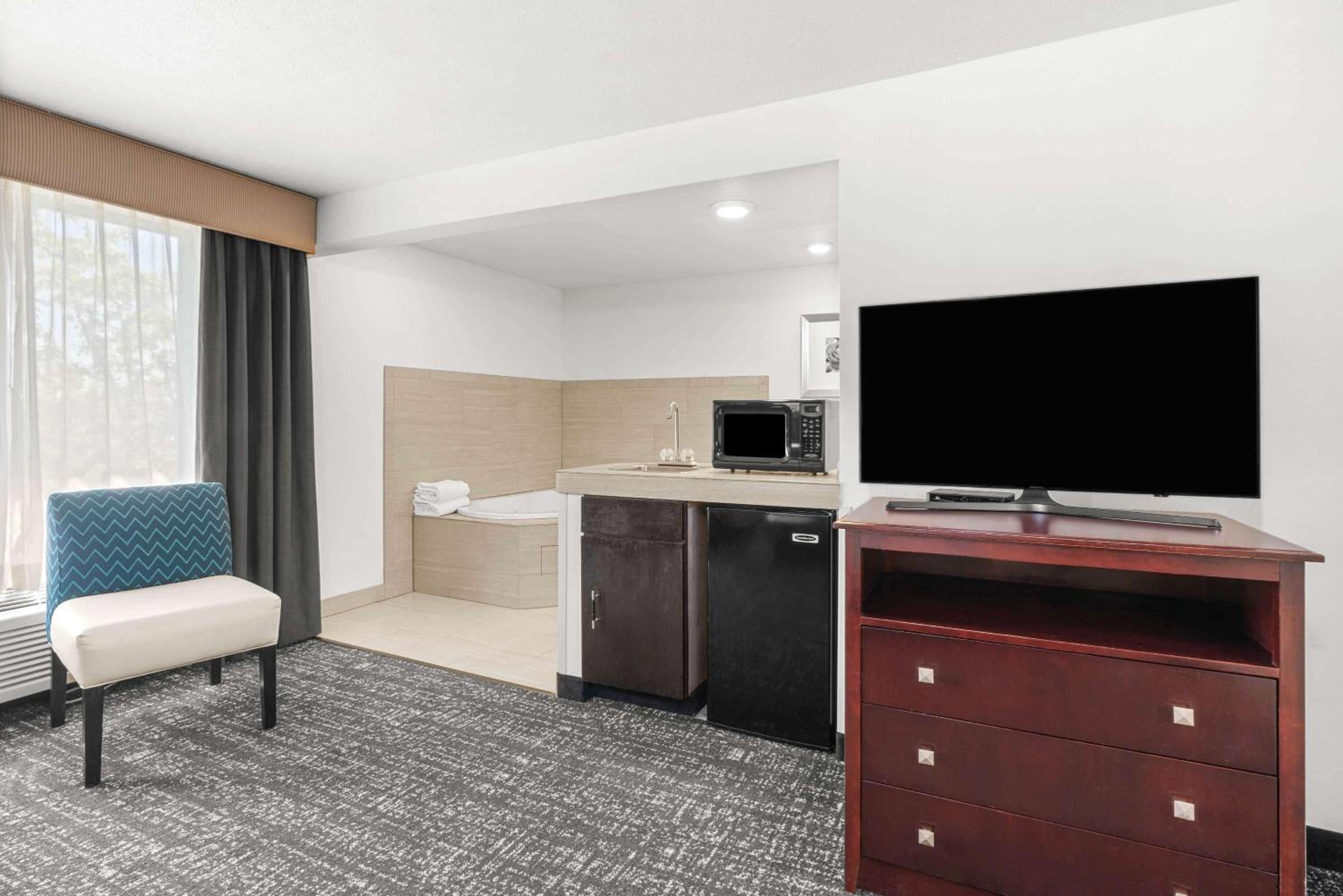King Suite with Jettet Tub - Non-Smoking - Photo 2
