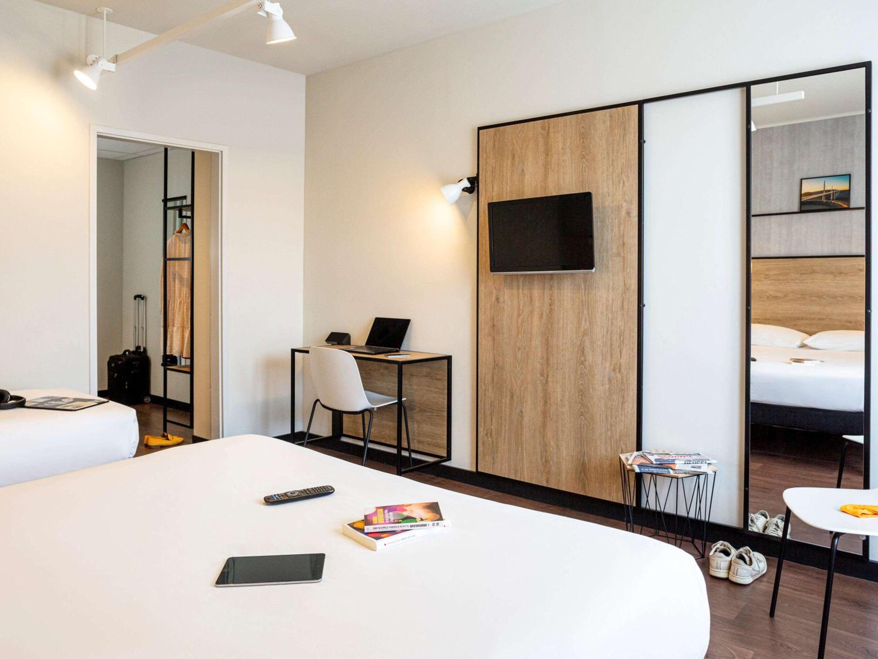 Deluxe Room with One Double Bed and One Single Bed