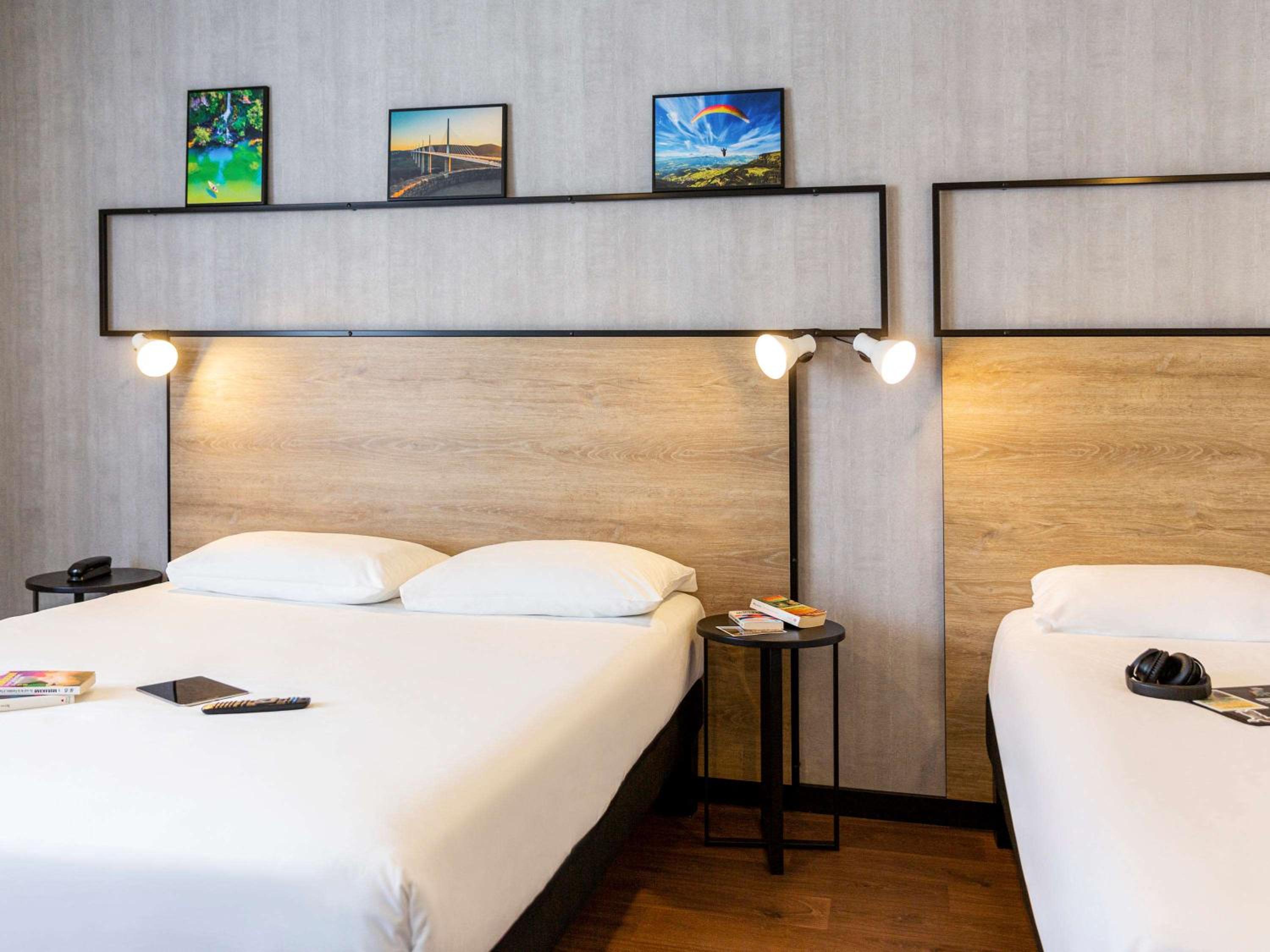 Deluxe Room with One Double Bed and One Single Bed photo 2