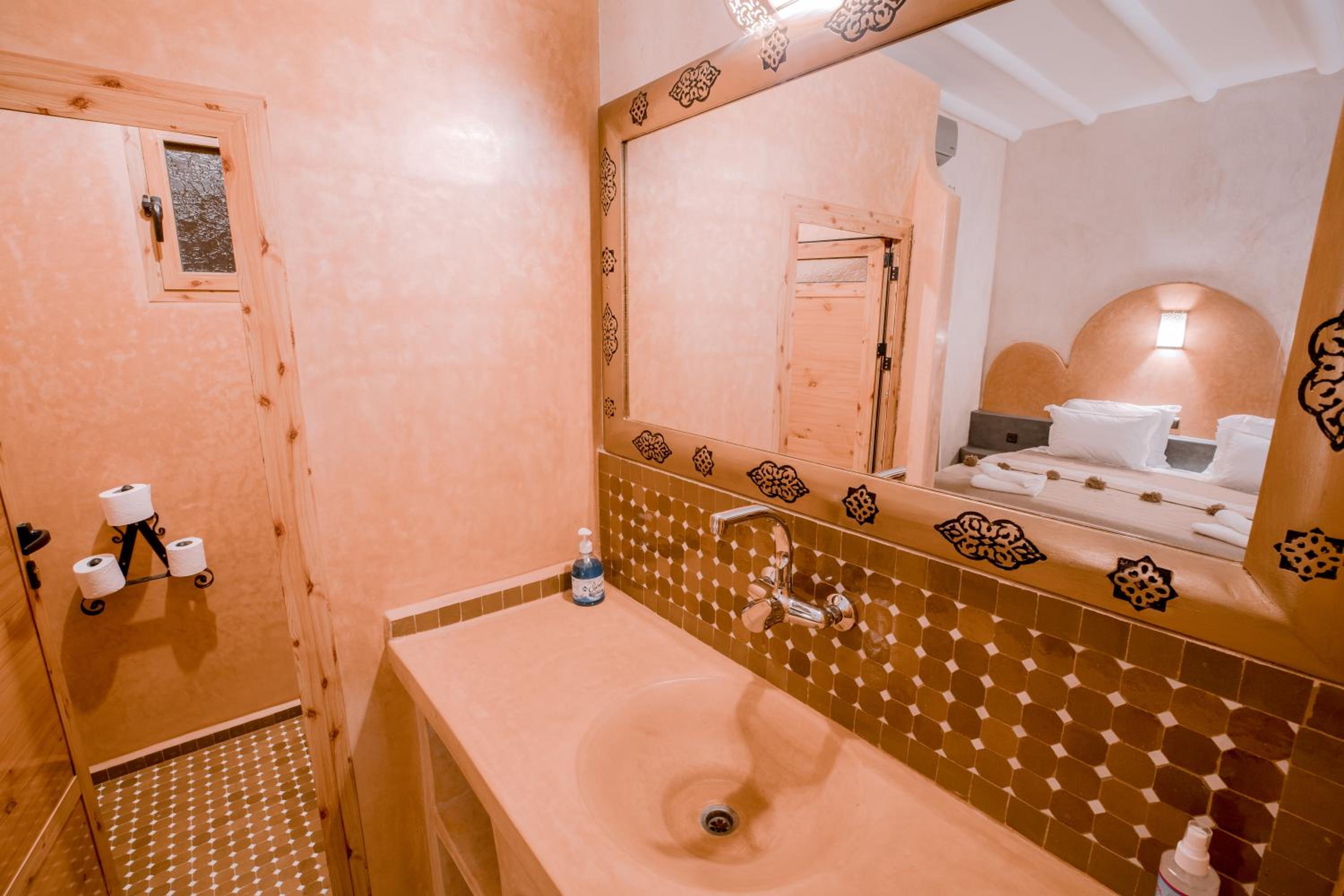 Suite - Photo 27