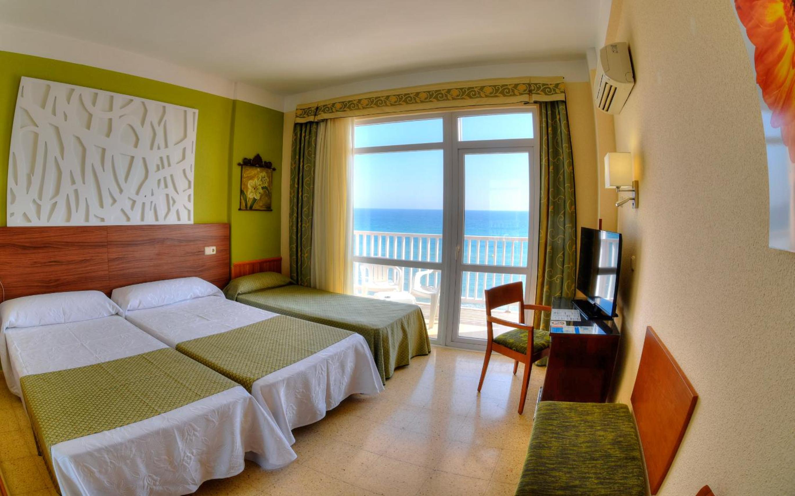 Habitación Doble Deluxe con Cama Extra (2 Adultos + 1 Niño)