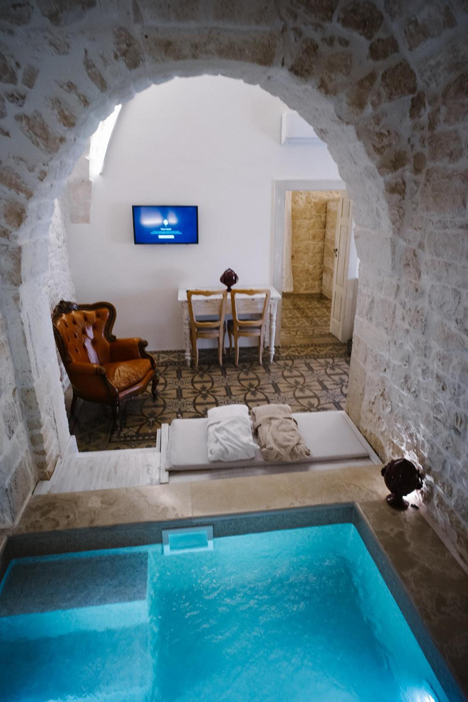 One-Bedroom House - Photo 32