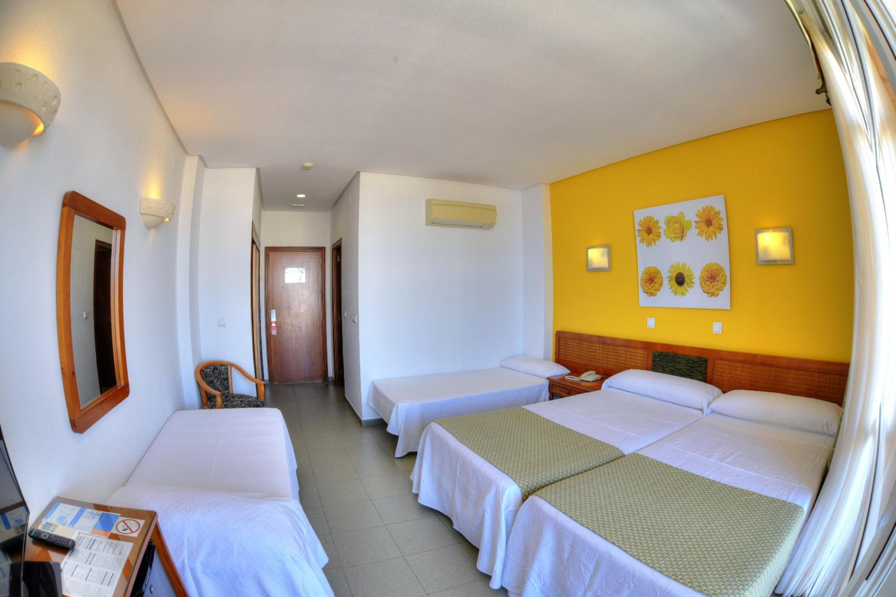 Habitación Doble Deluxe con Dos Camas Supletorias (3 Adultos + 1 Niño).