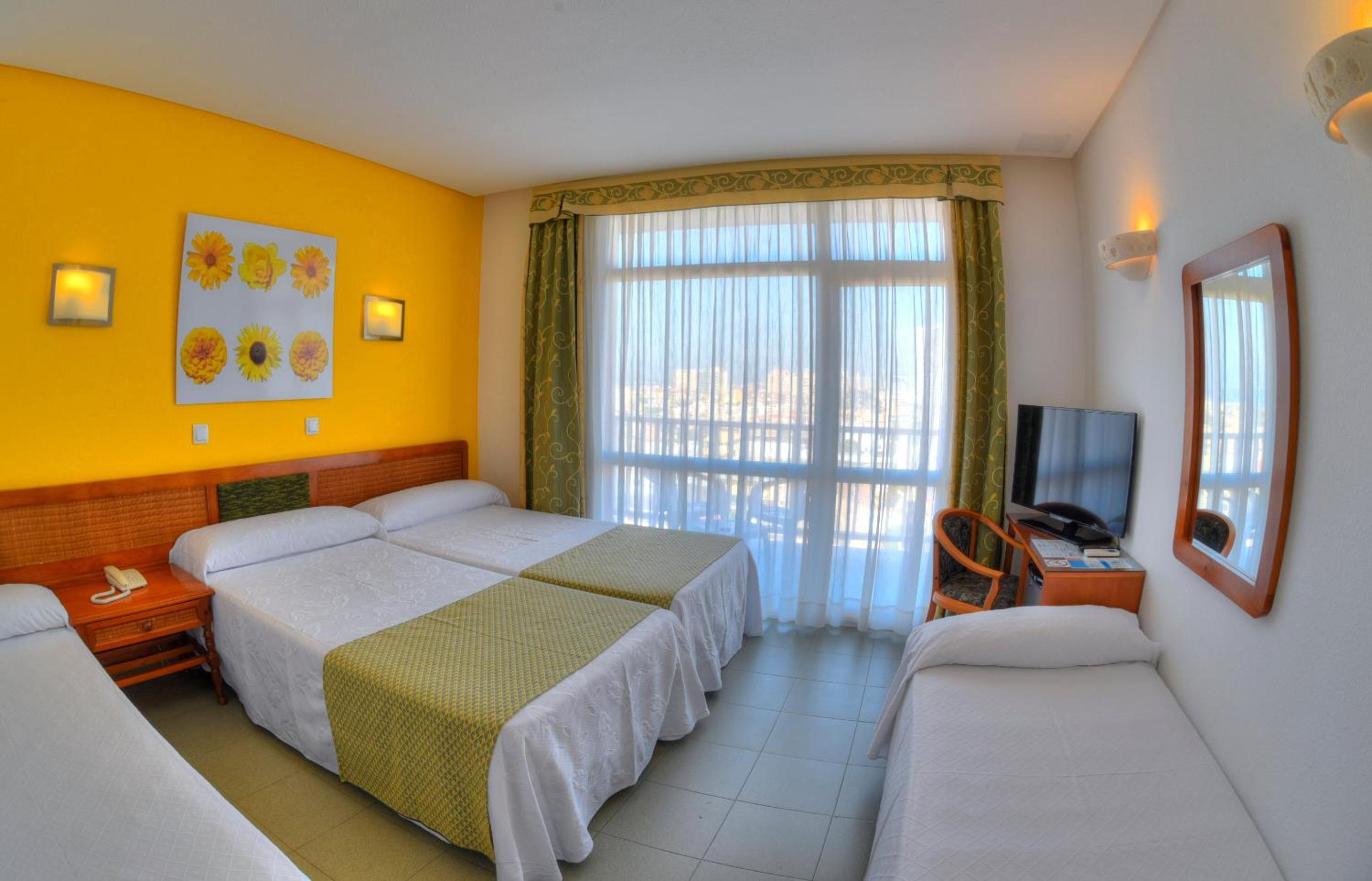 Habitación Doble con Dos Camas Extras (2 Adultos + 2 Niños)