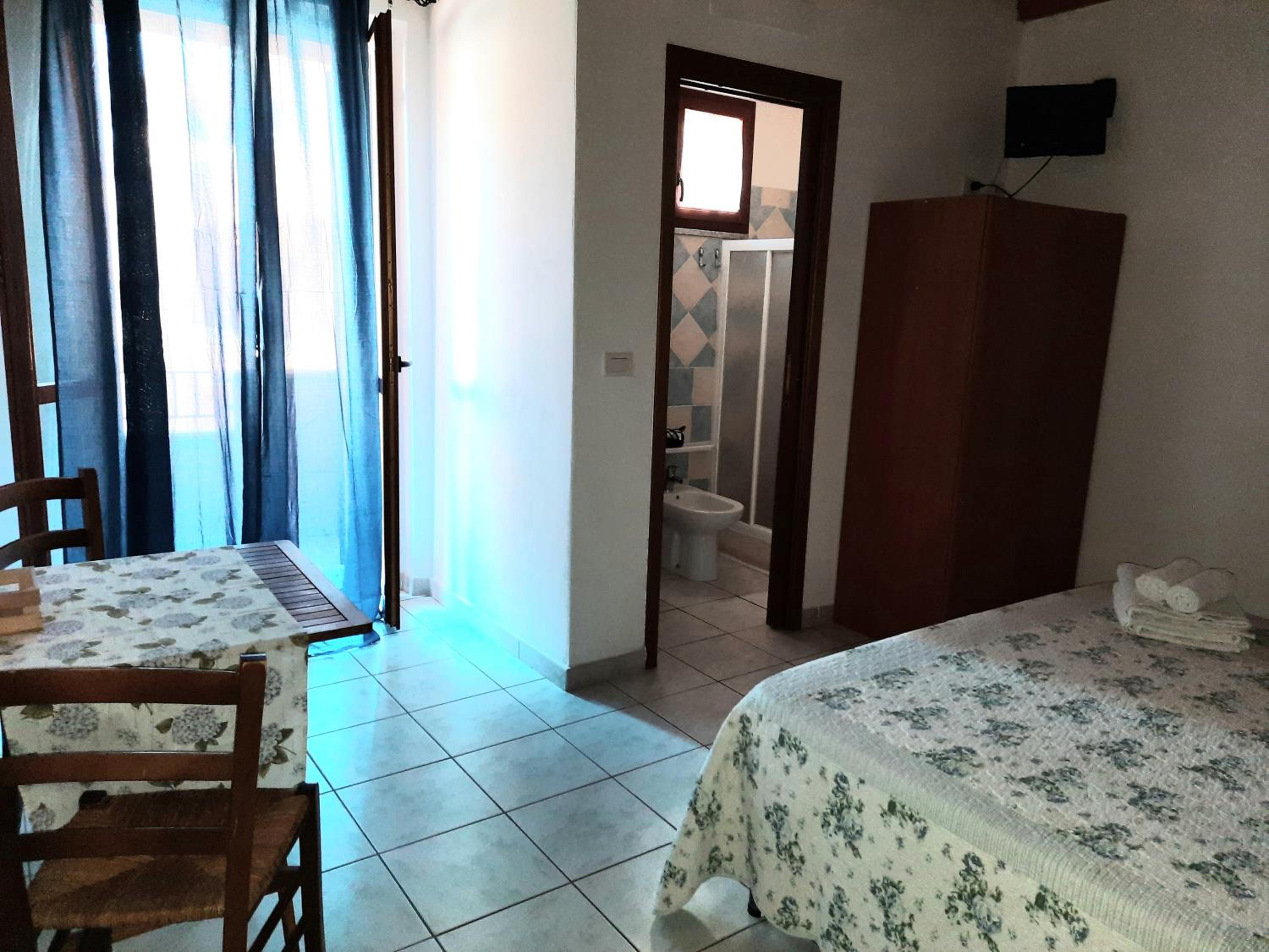 Double Room with Balcony and Sea View - Photo 4
