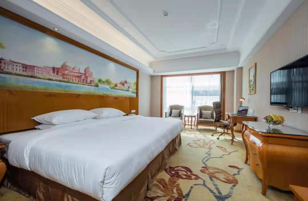 Deluxe King Room photo 1