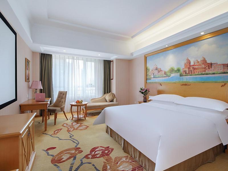 Deluxe King Room photo 1
