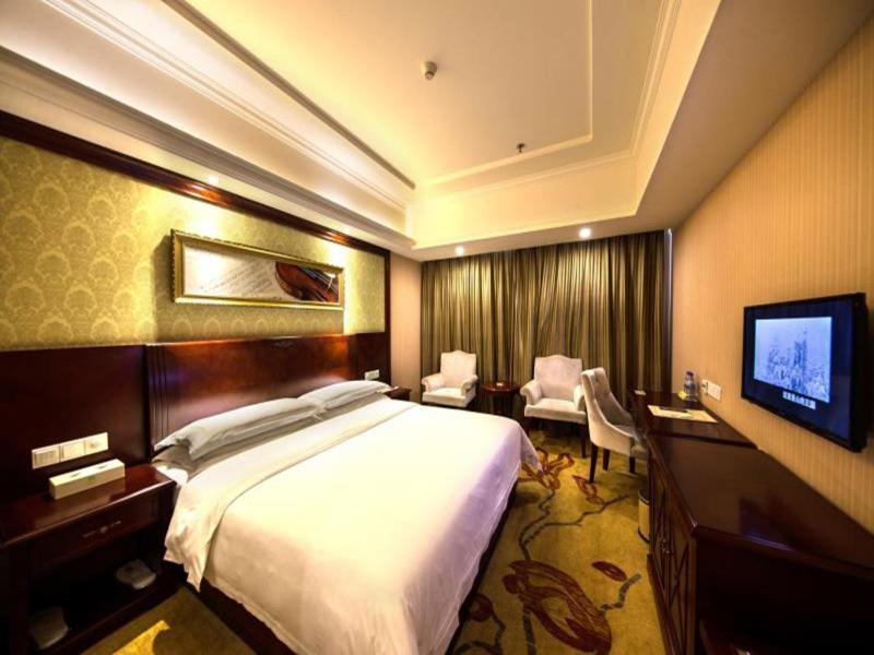 Deluxe King Room photo 2