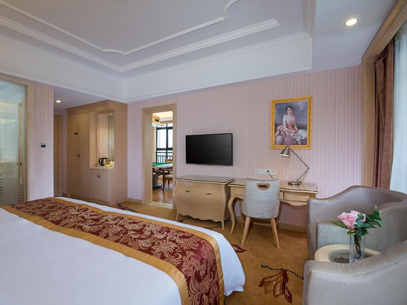 Suite with Mah-jongg Table