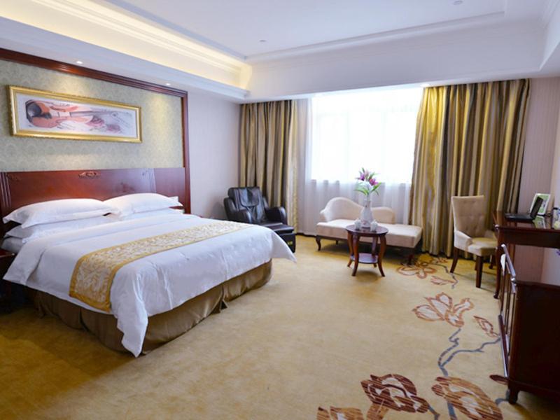 Deluxe King Room photo 1