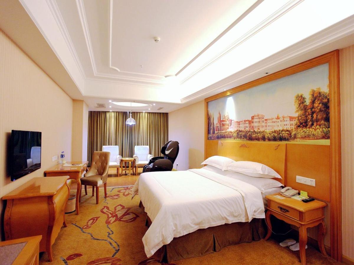 Deluxe King Room photo 1
